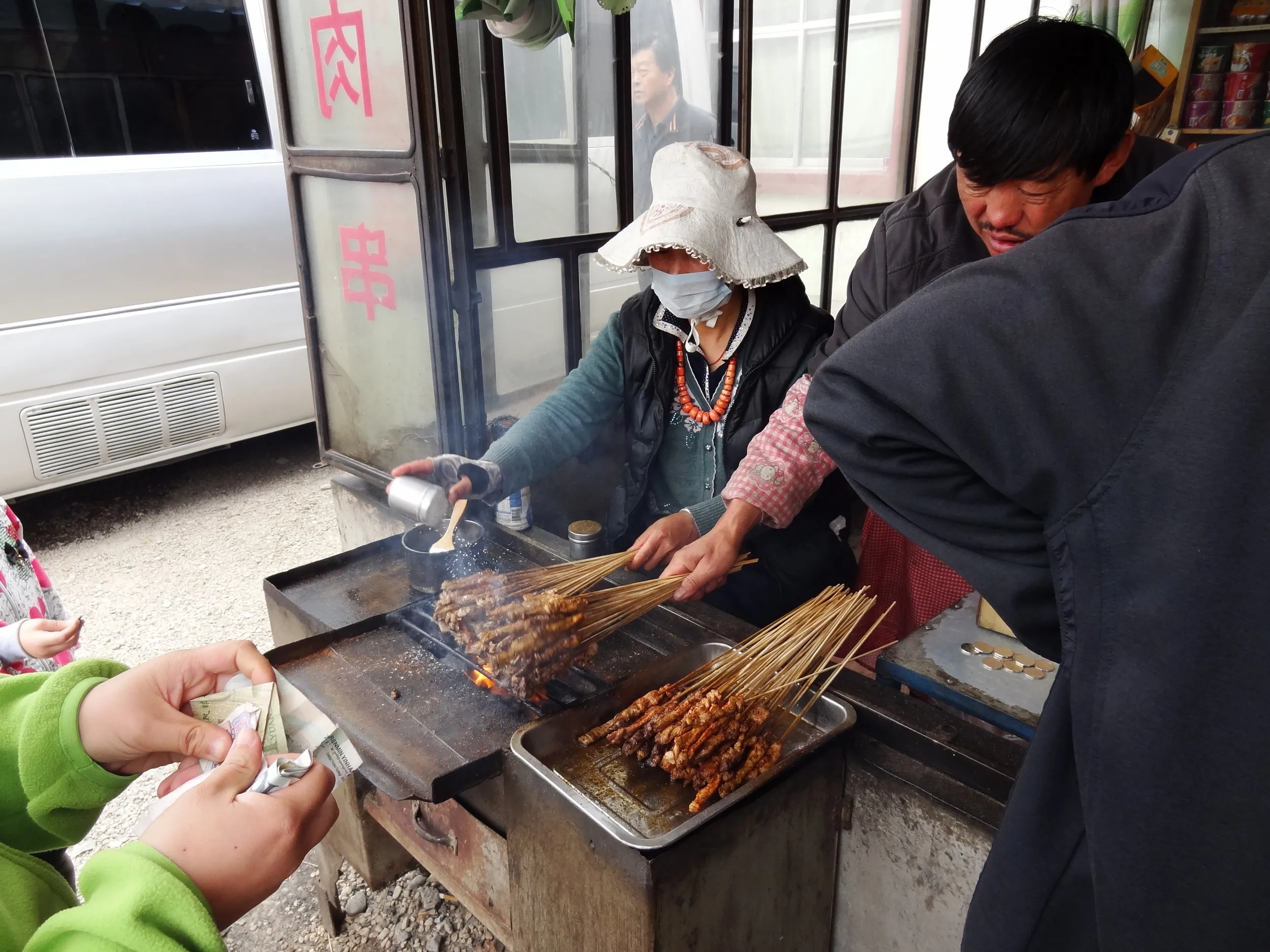 牦牛の加工品を販売する商店