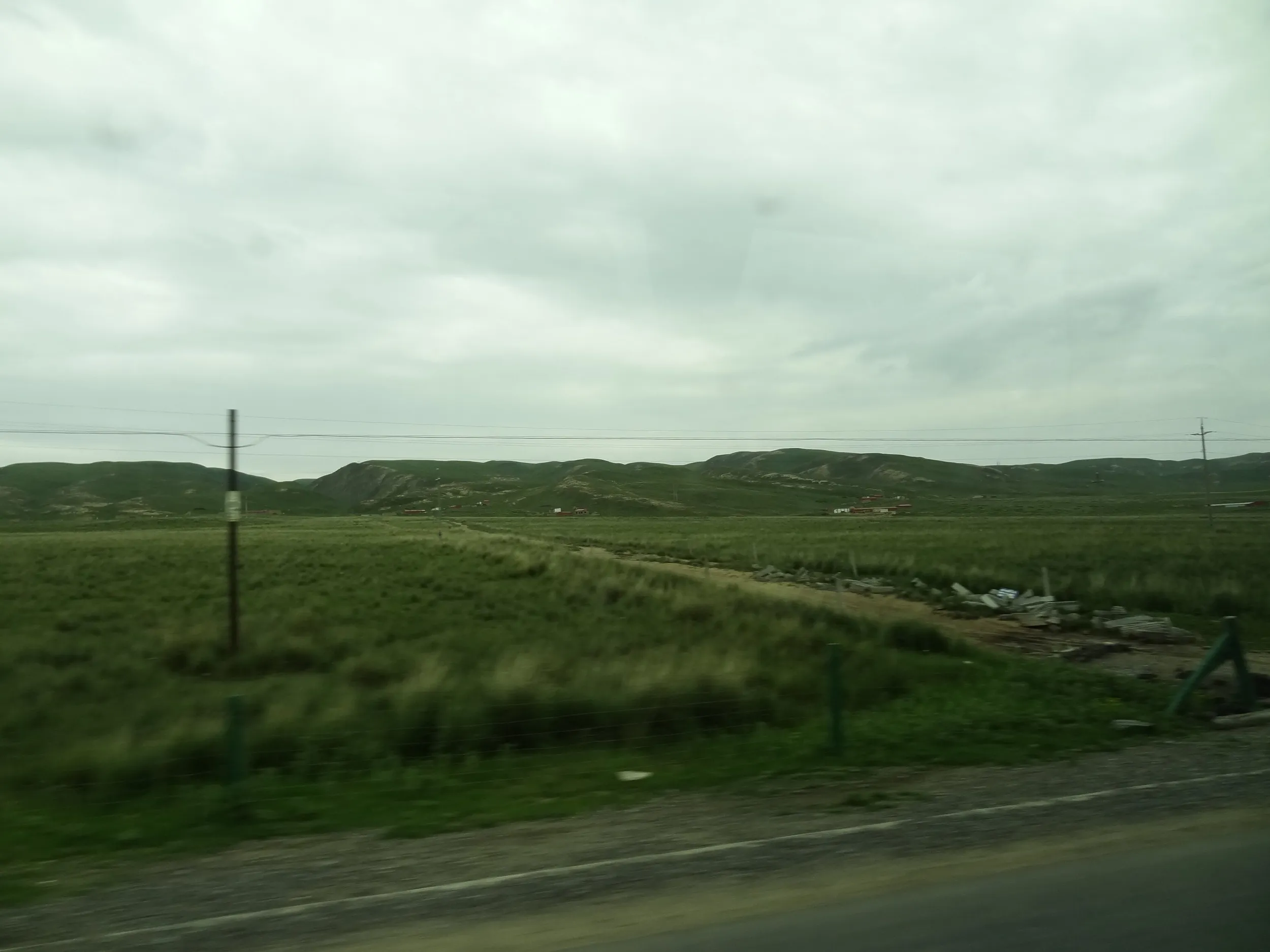 倒淌河から青海湖へ向かう車窓風景