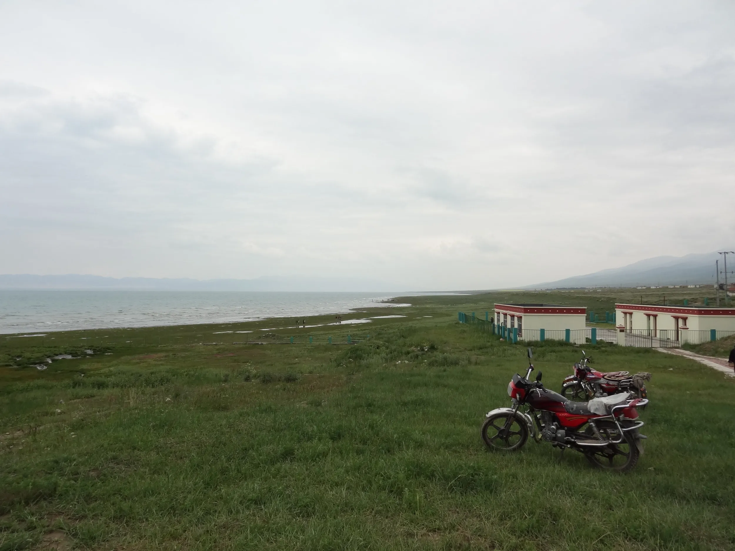 バイクで観光に来ている人もいる風景