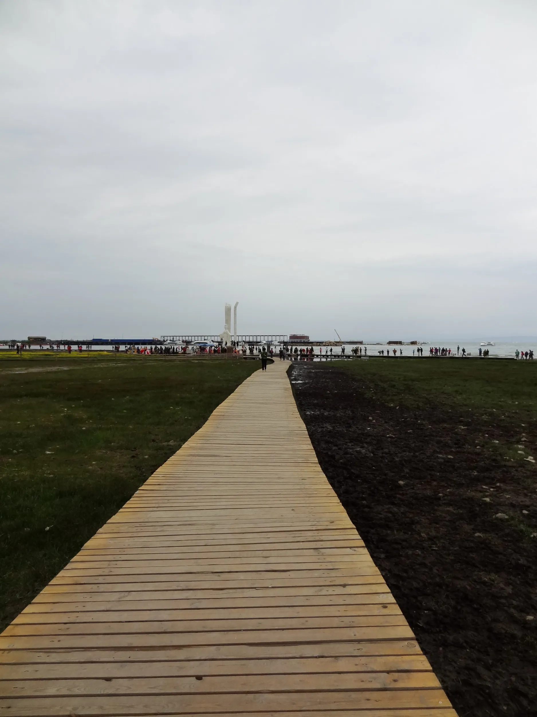 湖畔に続く板の道