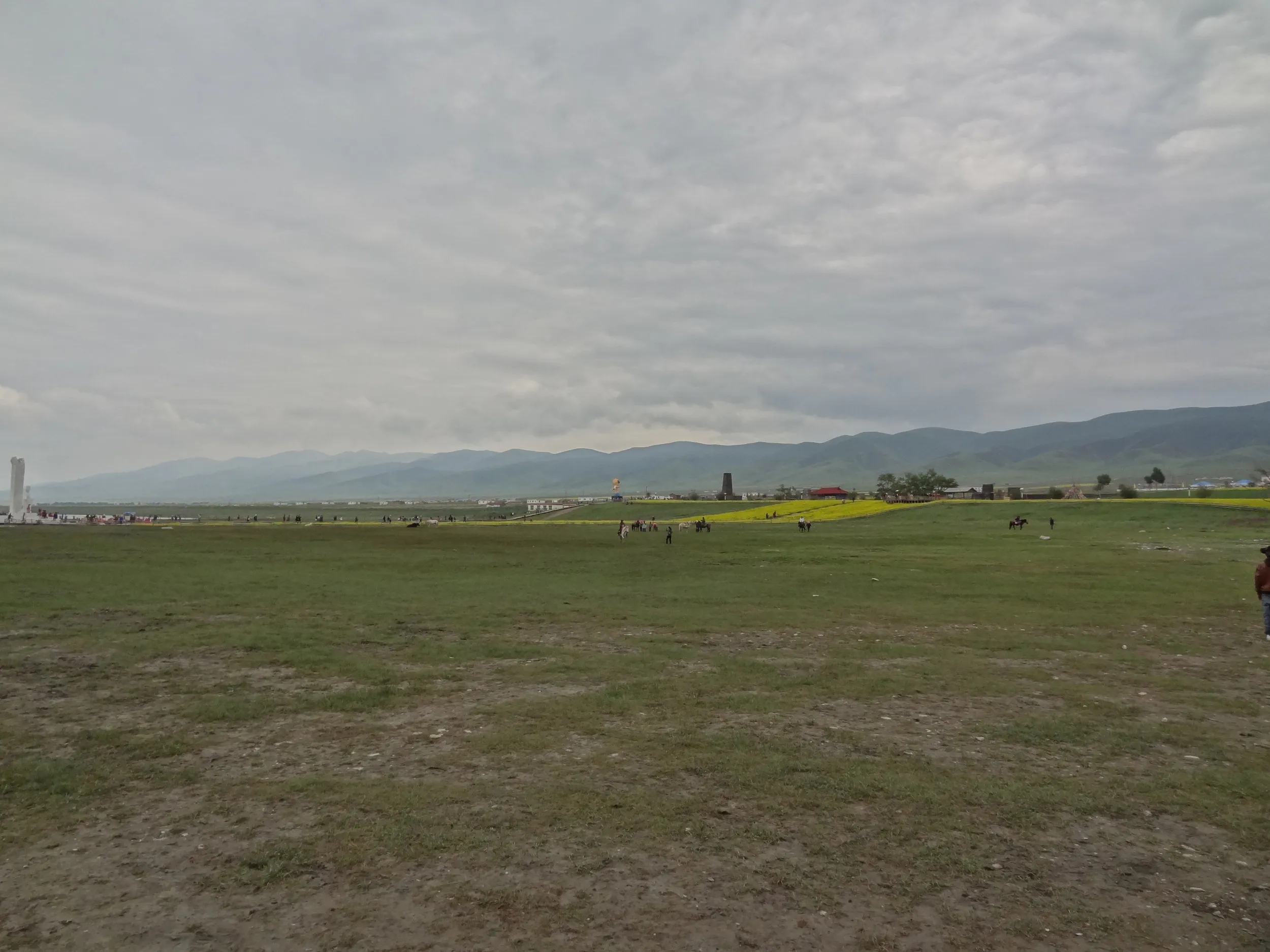 青海湖の湖畔と曇り空