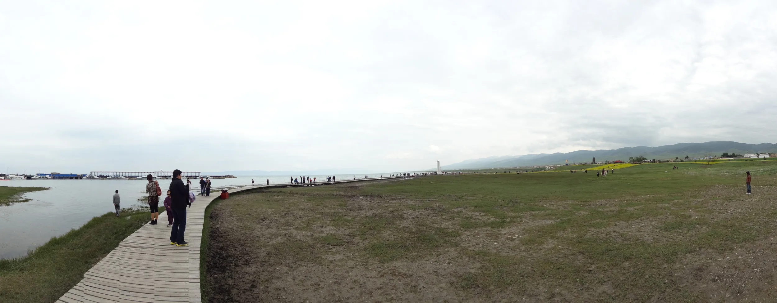 青海湖の湖畔 パノラマ撮影