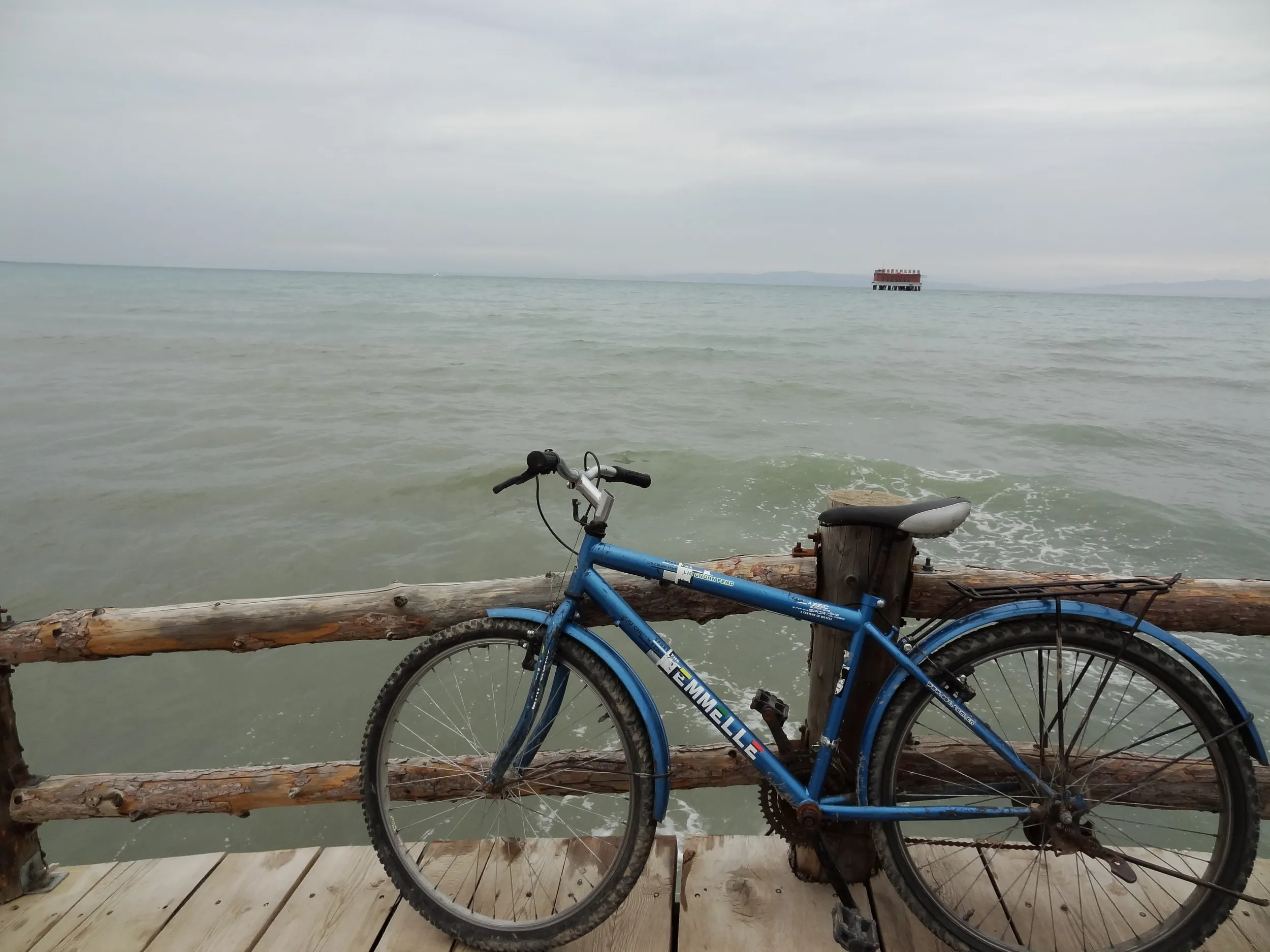 川に架かる橋を自転車で渡る