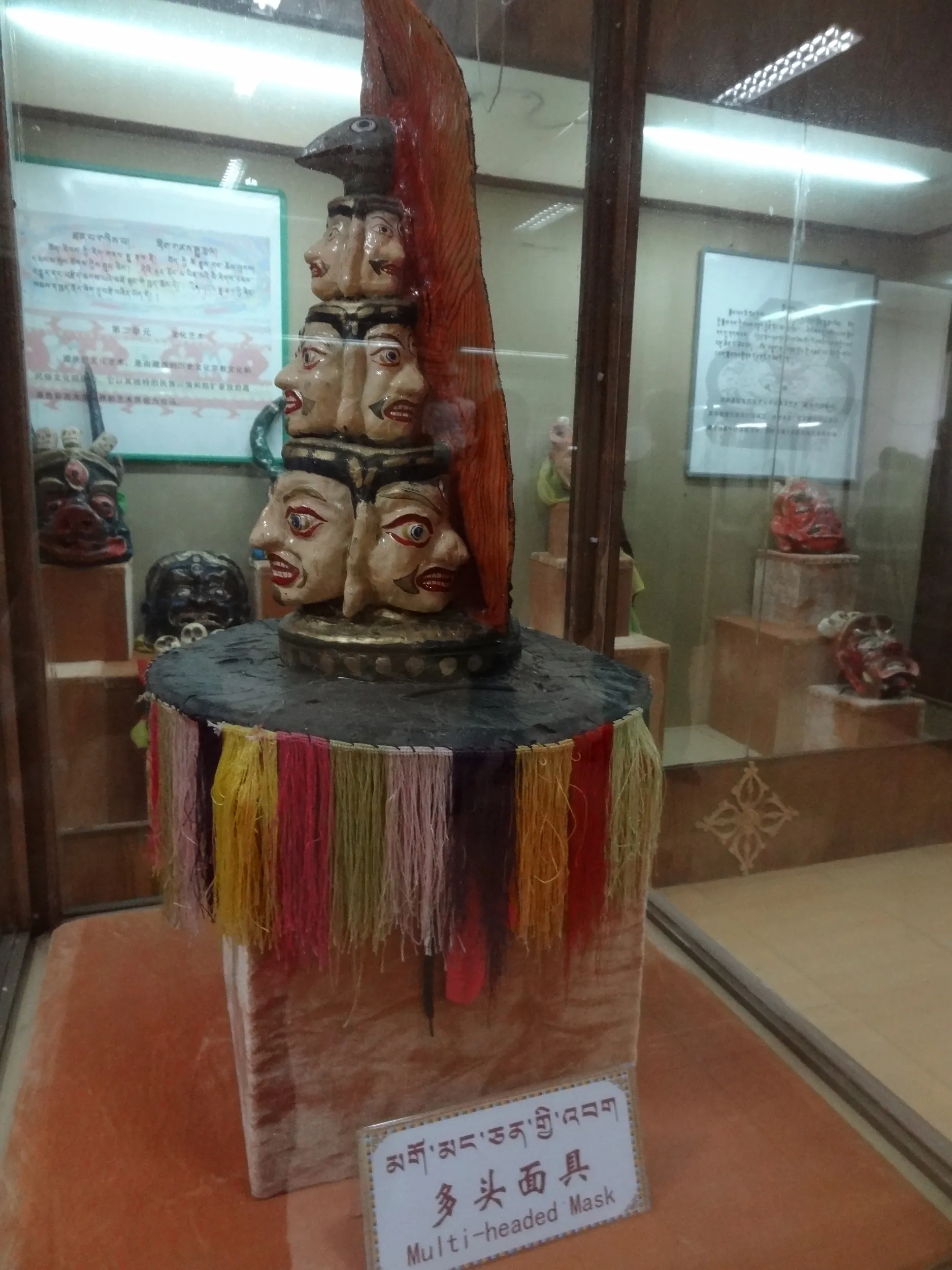 顔がたくさん描かれたお面