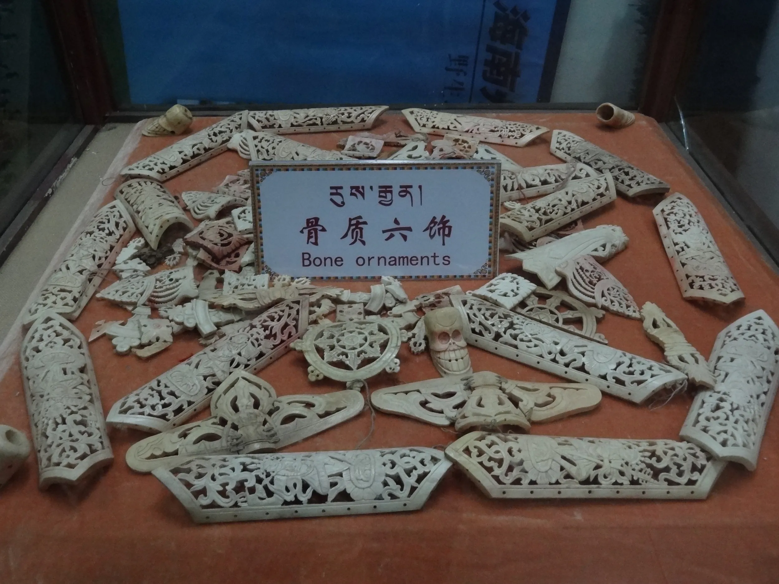 六角形の彫り物