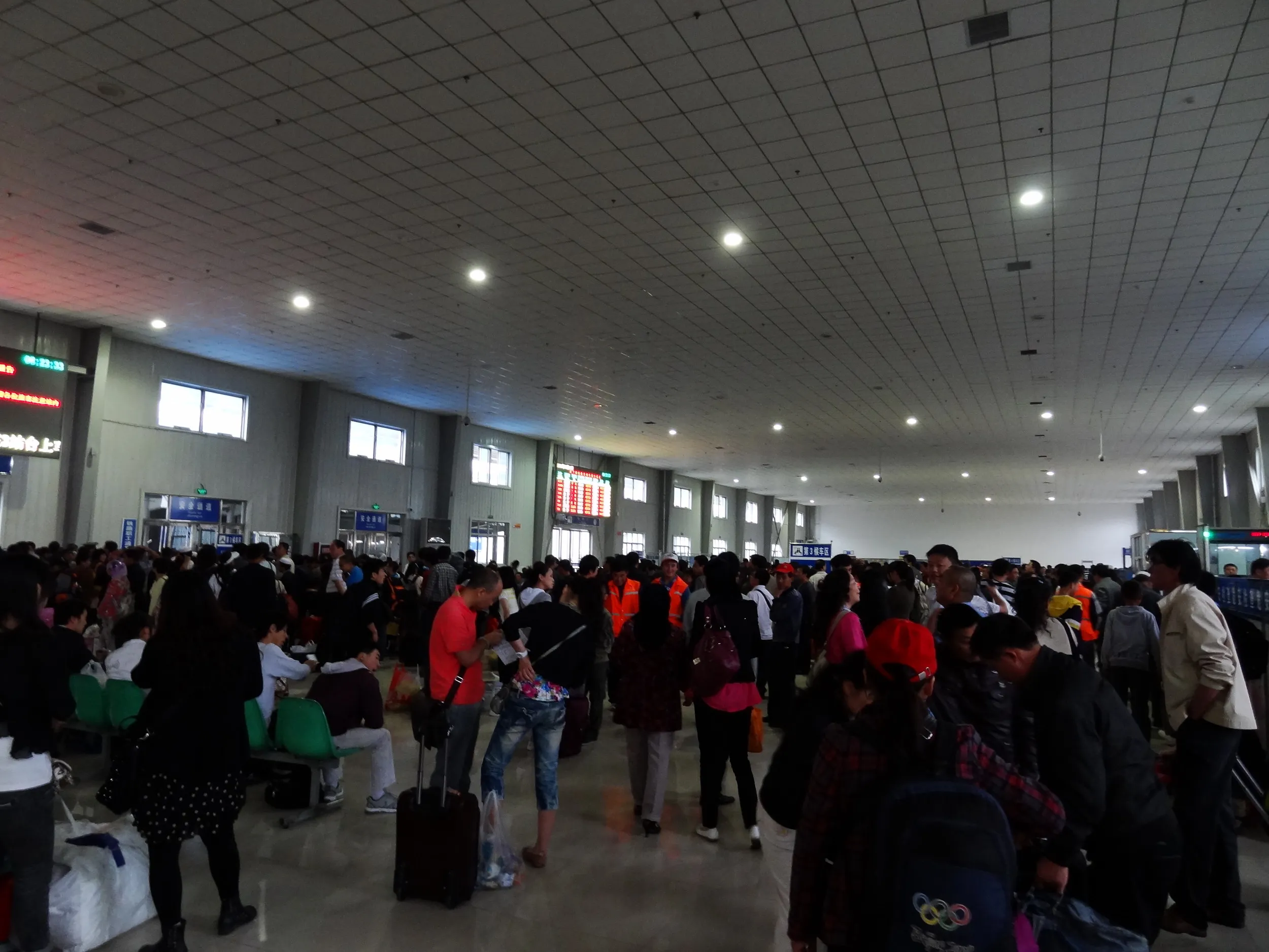 西寧西駅の待合室