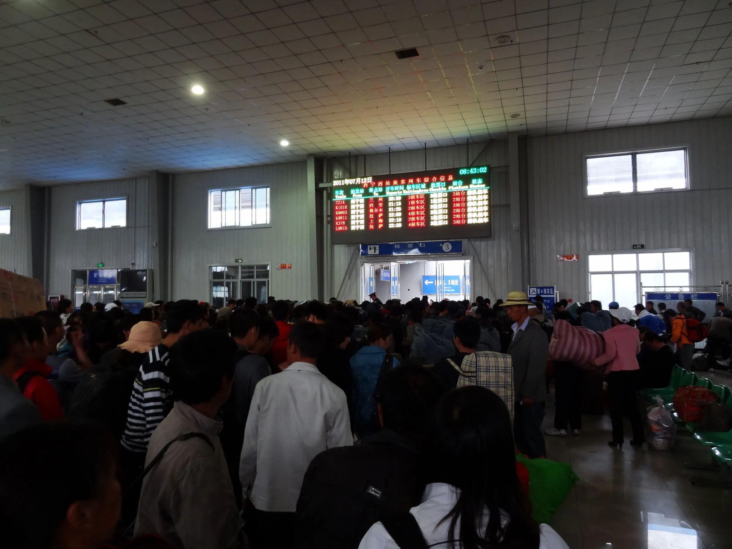 改札へ向かう人々