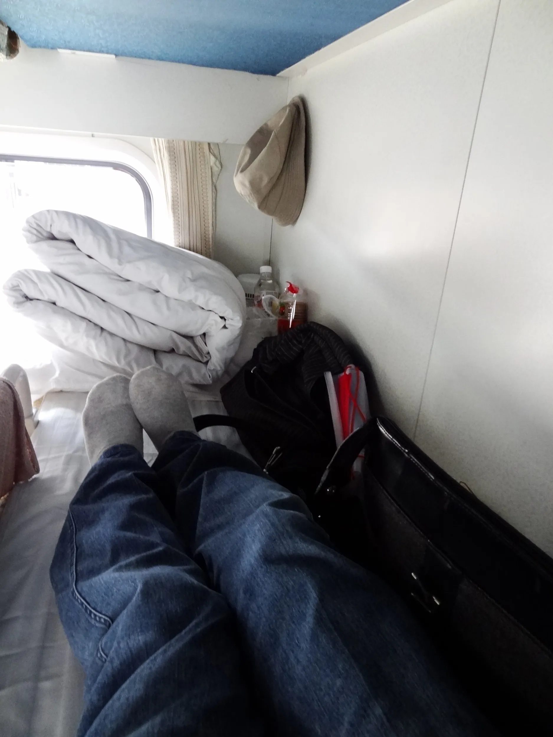 寝台でくつろぐ