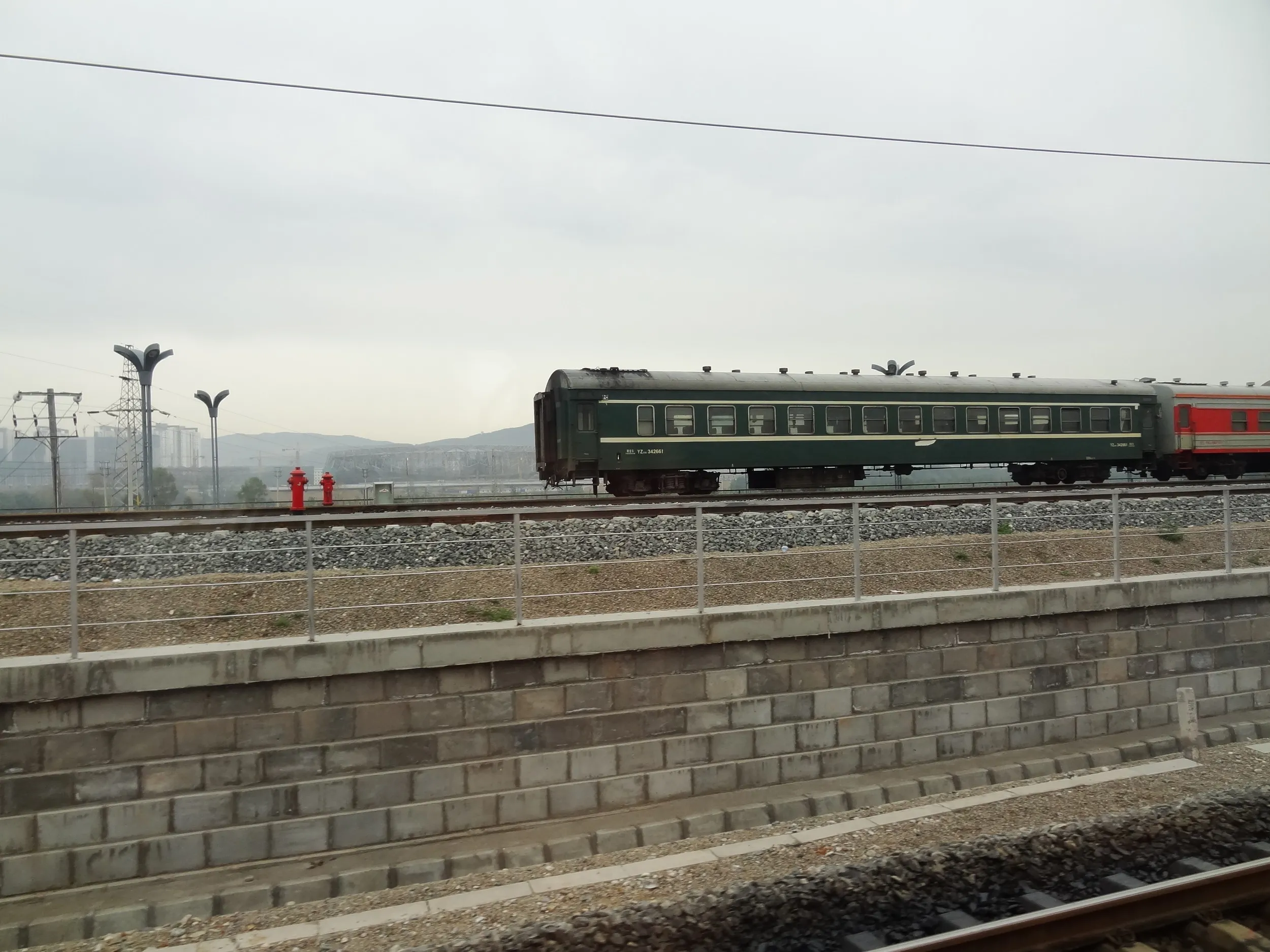 車窓から見えるチベット行きの列車