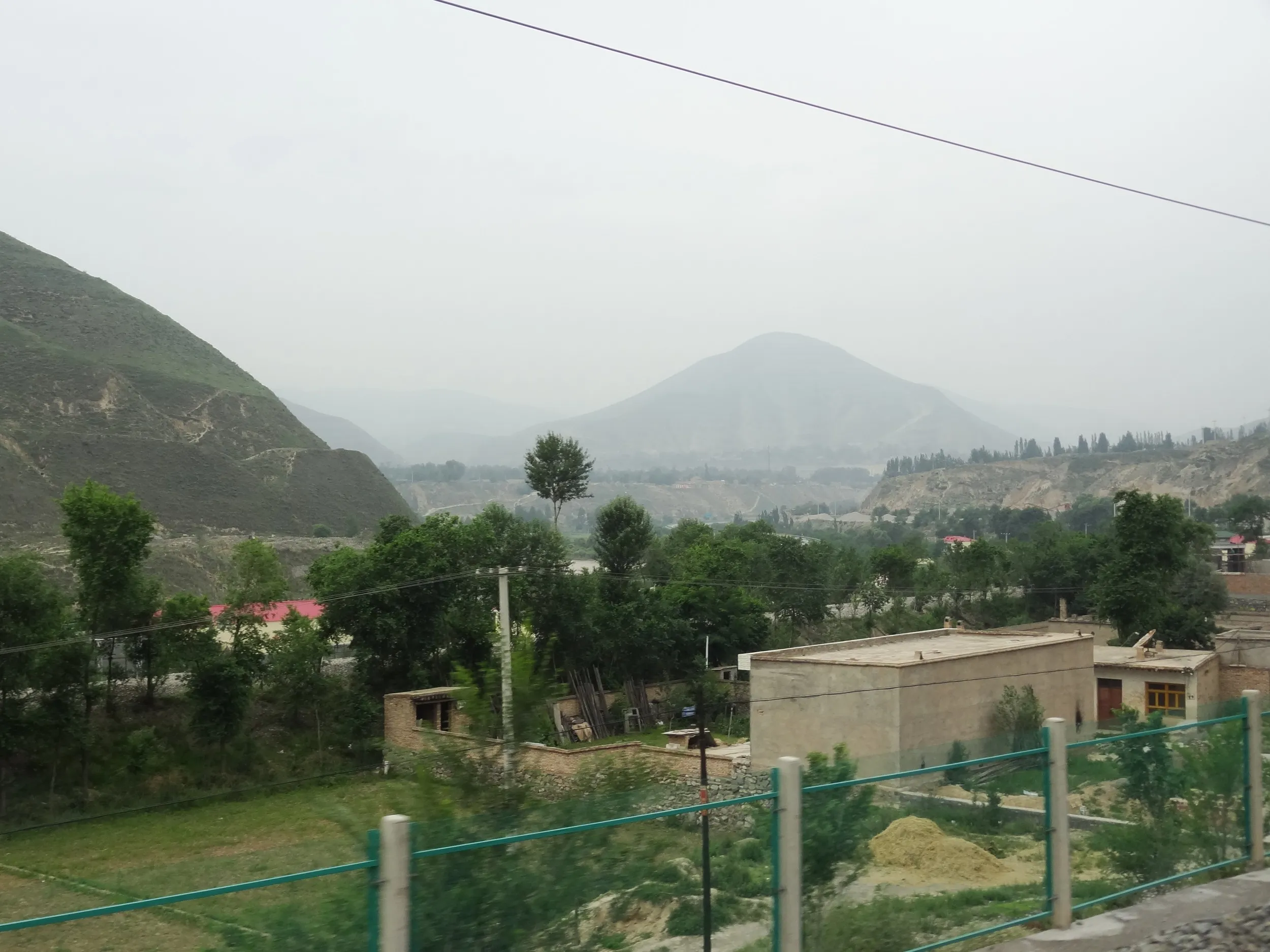 禿げ山が目立つ車窓風景