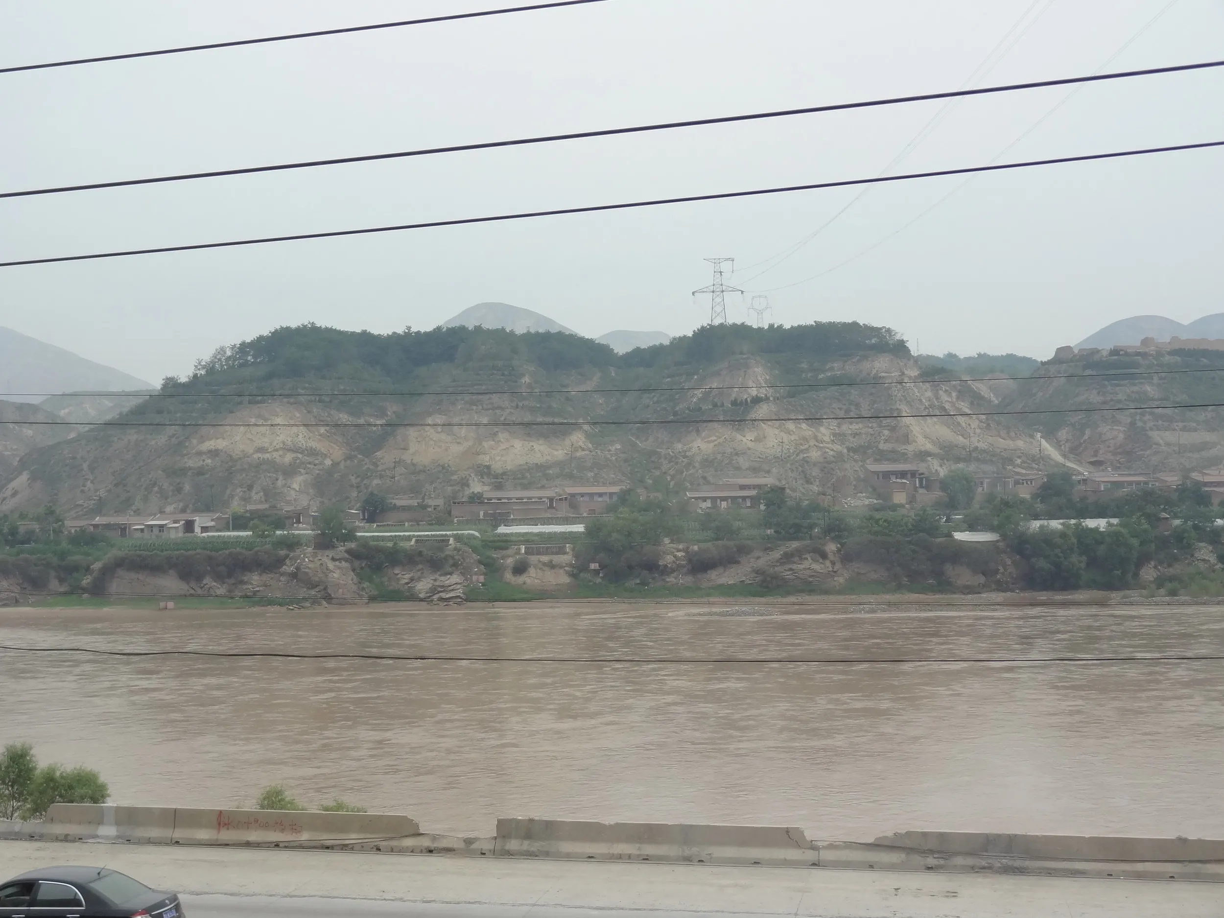 殺風景な景色が続く