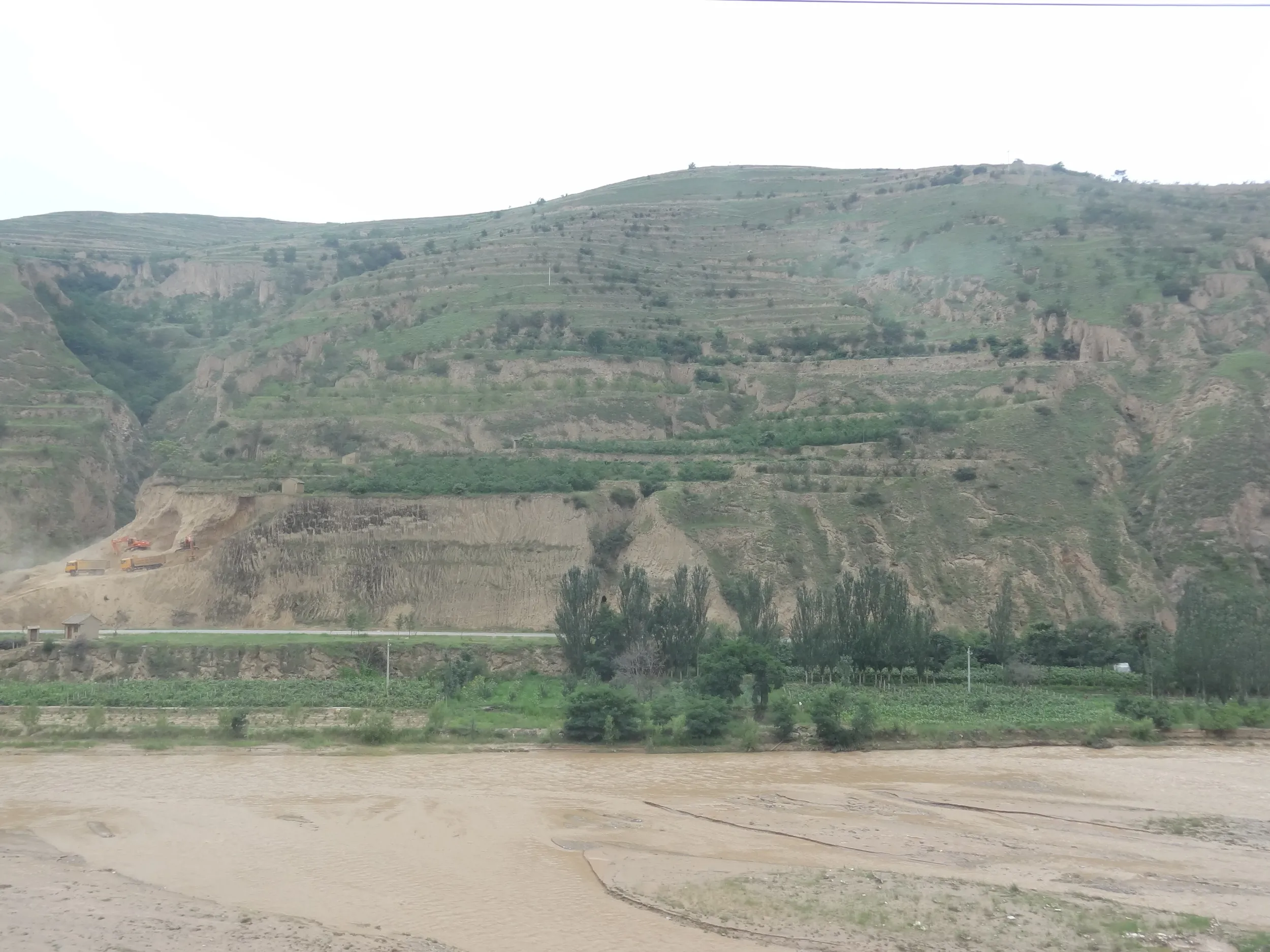 黄土大地と禿げ山の風景
