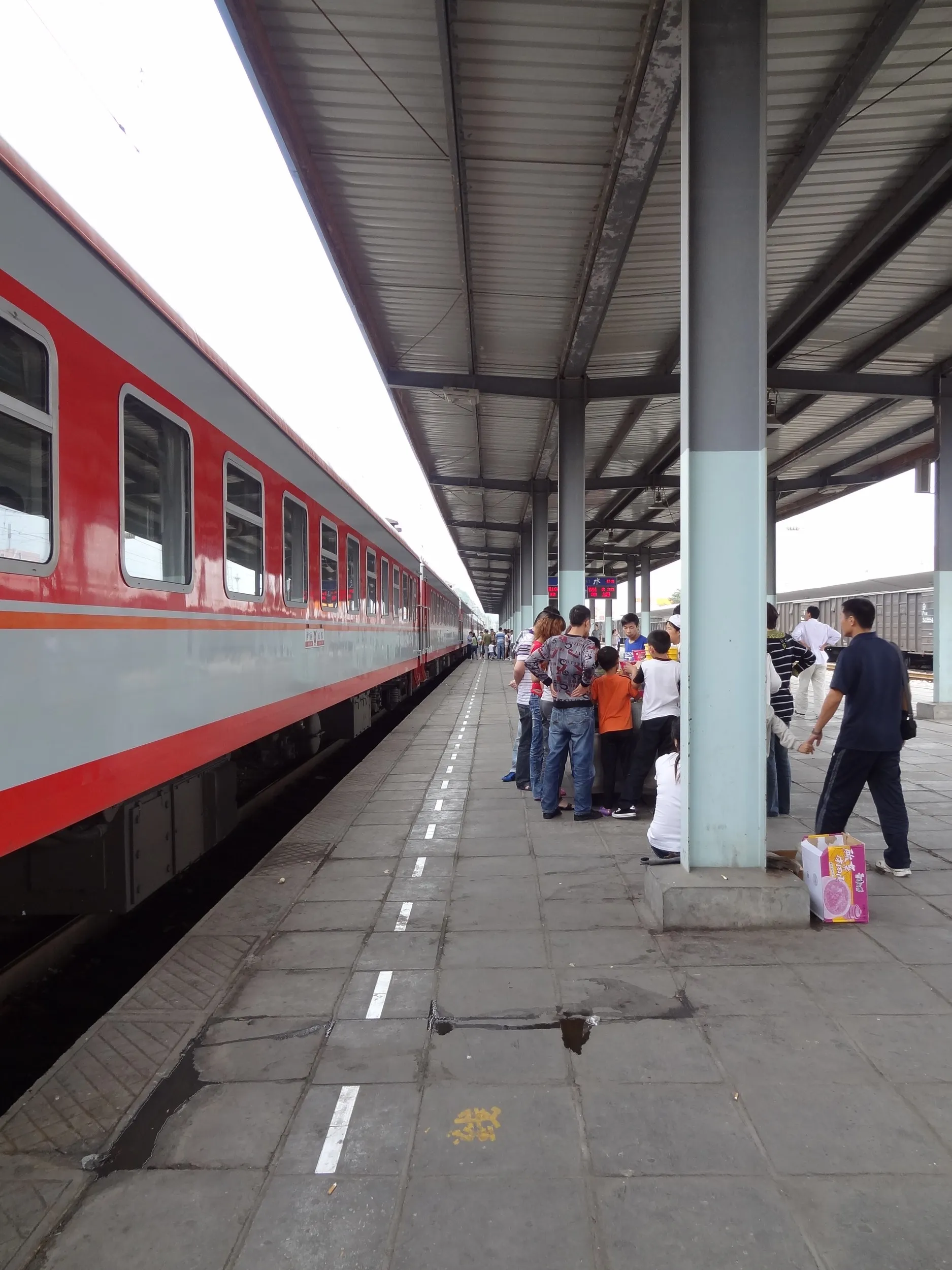 天水駅のホーム