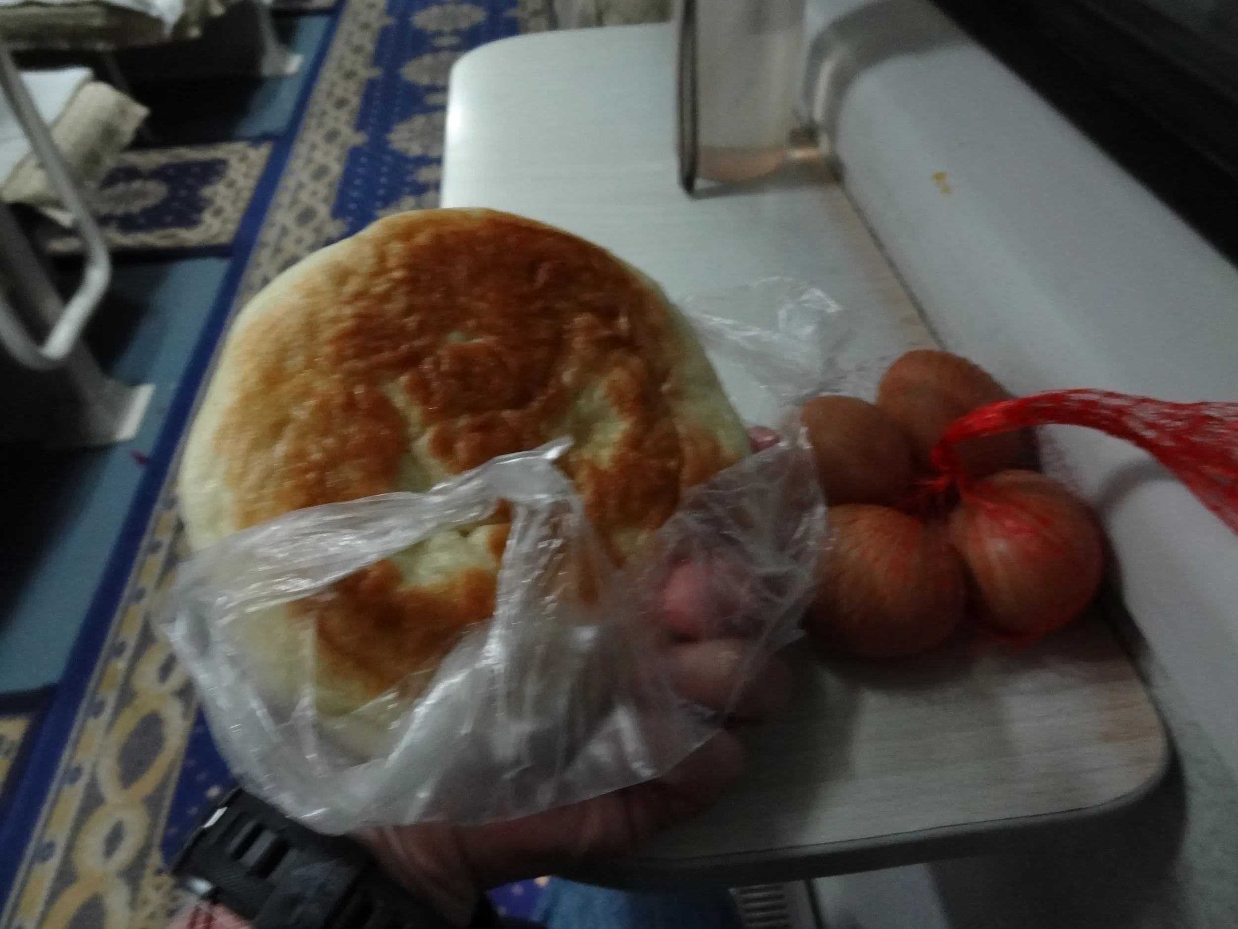 購入したゆで卵とパン