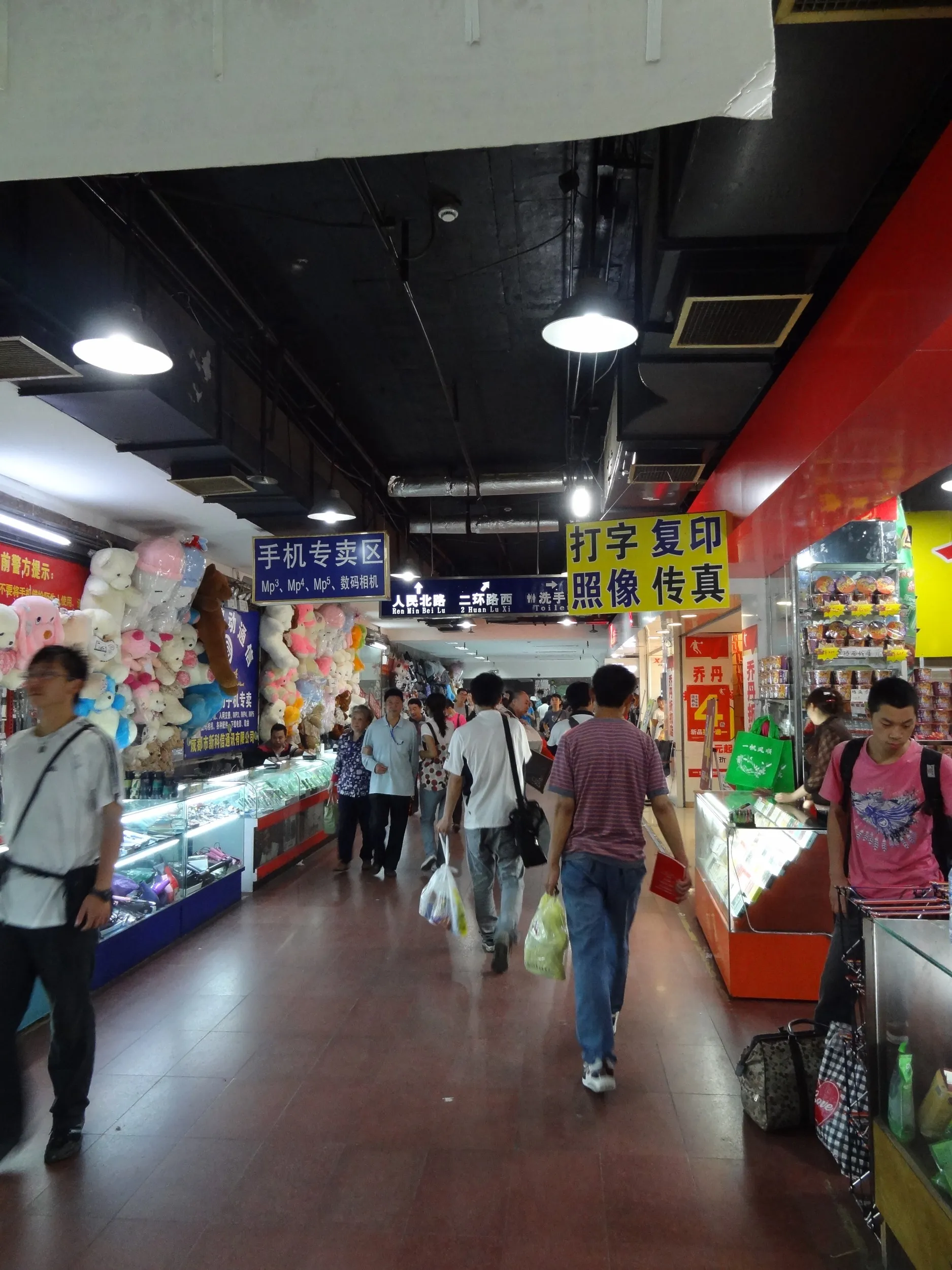 成都駅の地下商店街