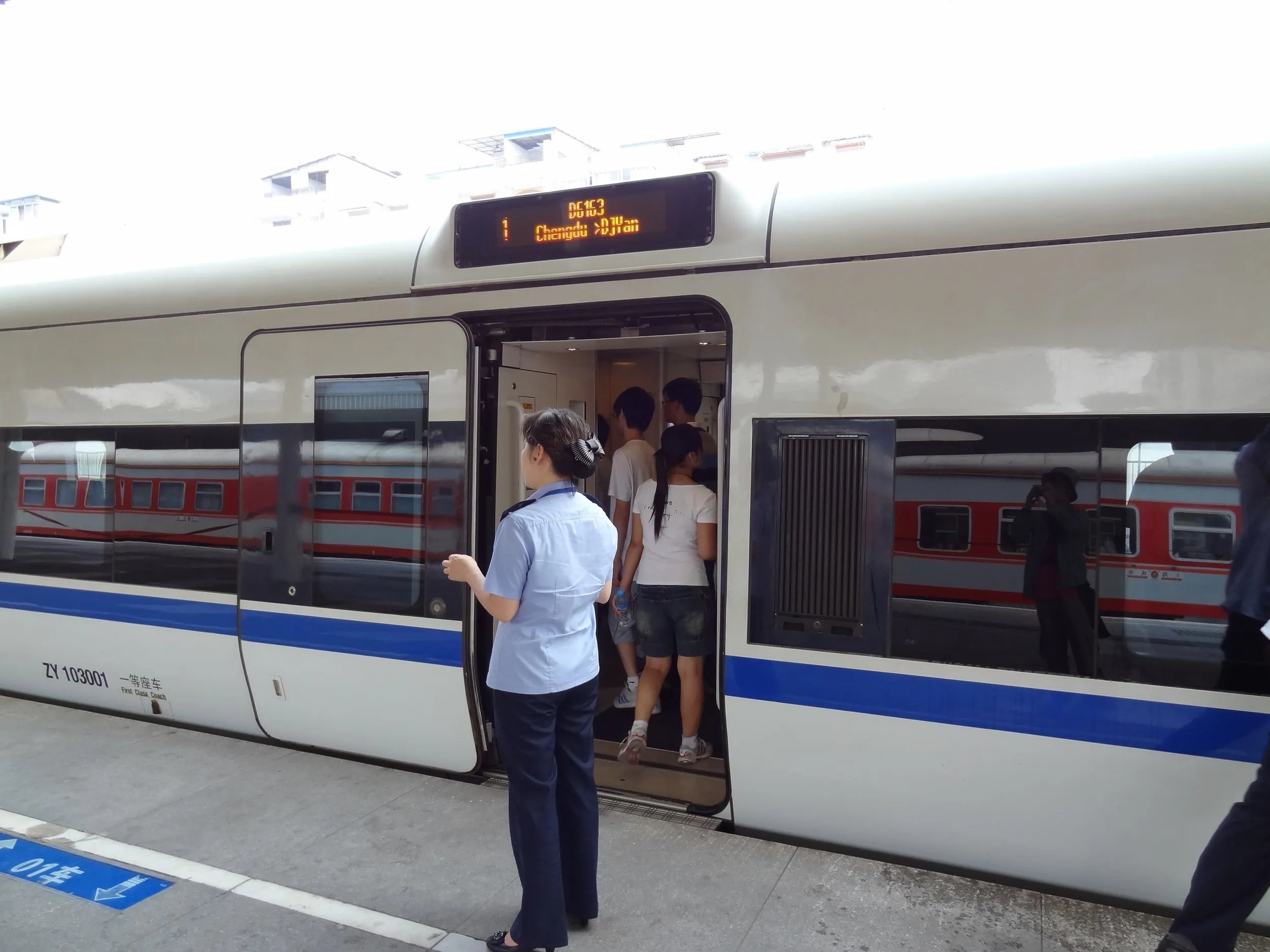 和諧号と乗務員