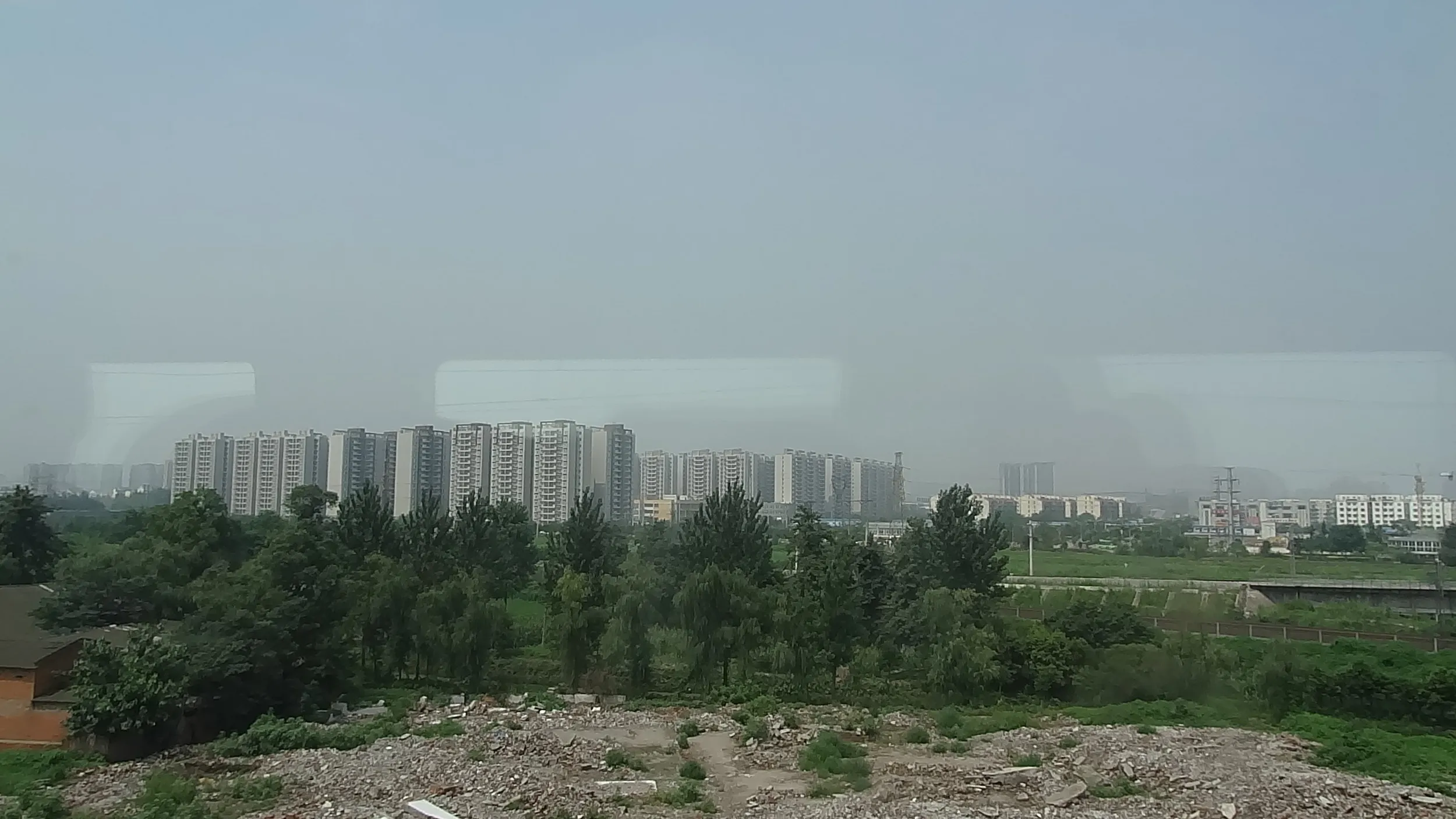 成都郊外を走る車窓風景