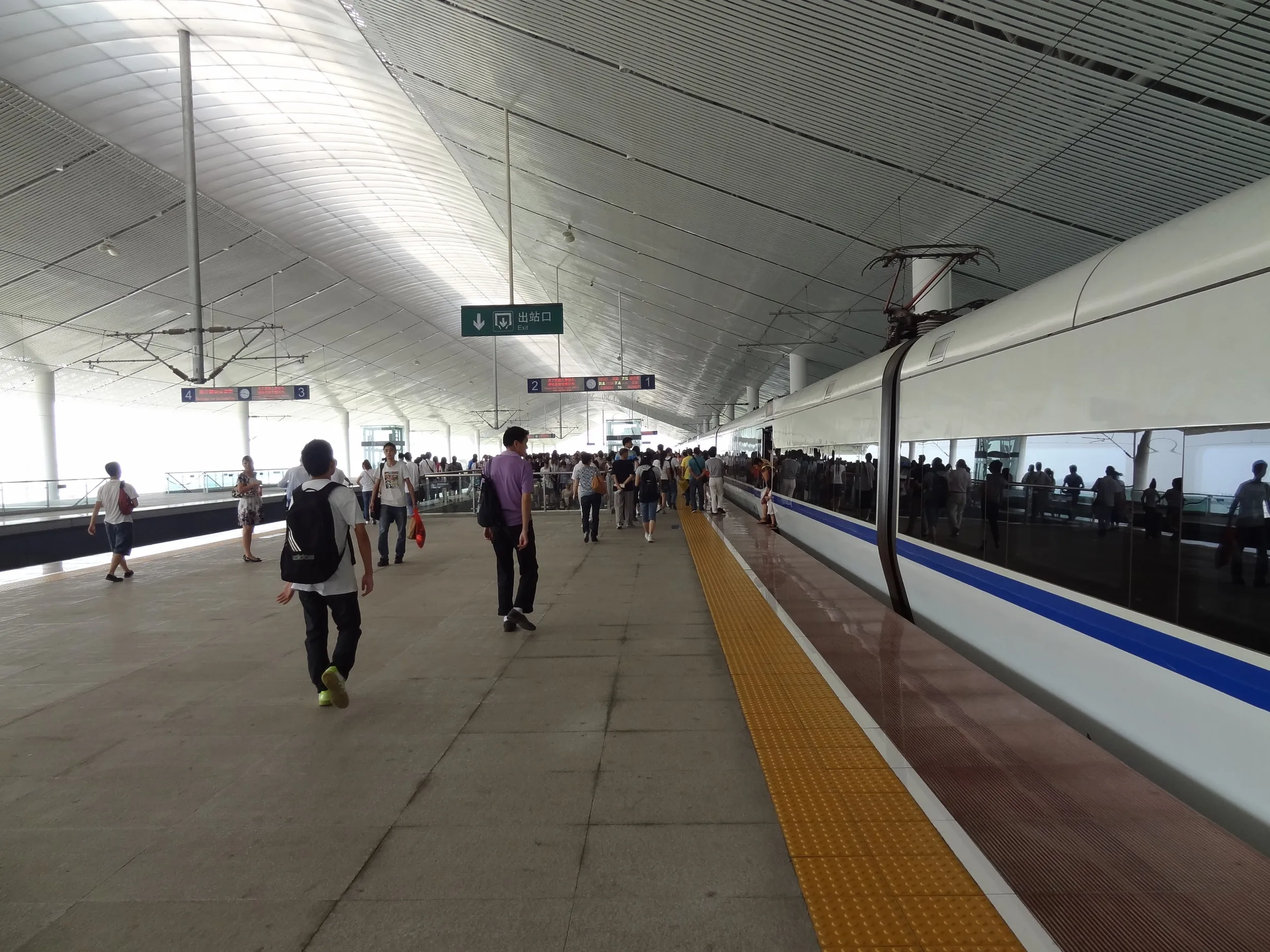 都江堰駅に到着した和諧号