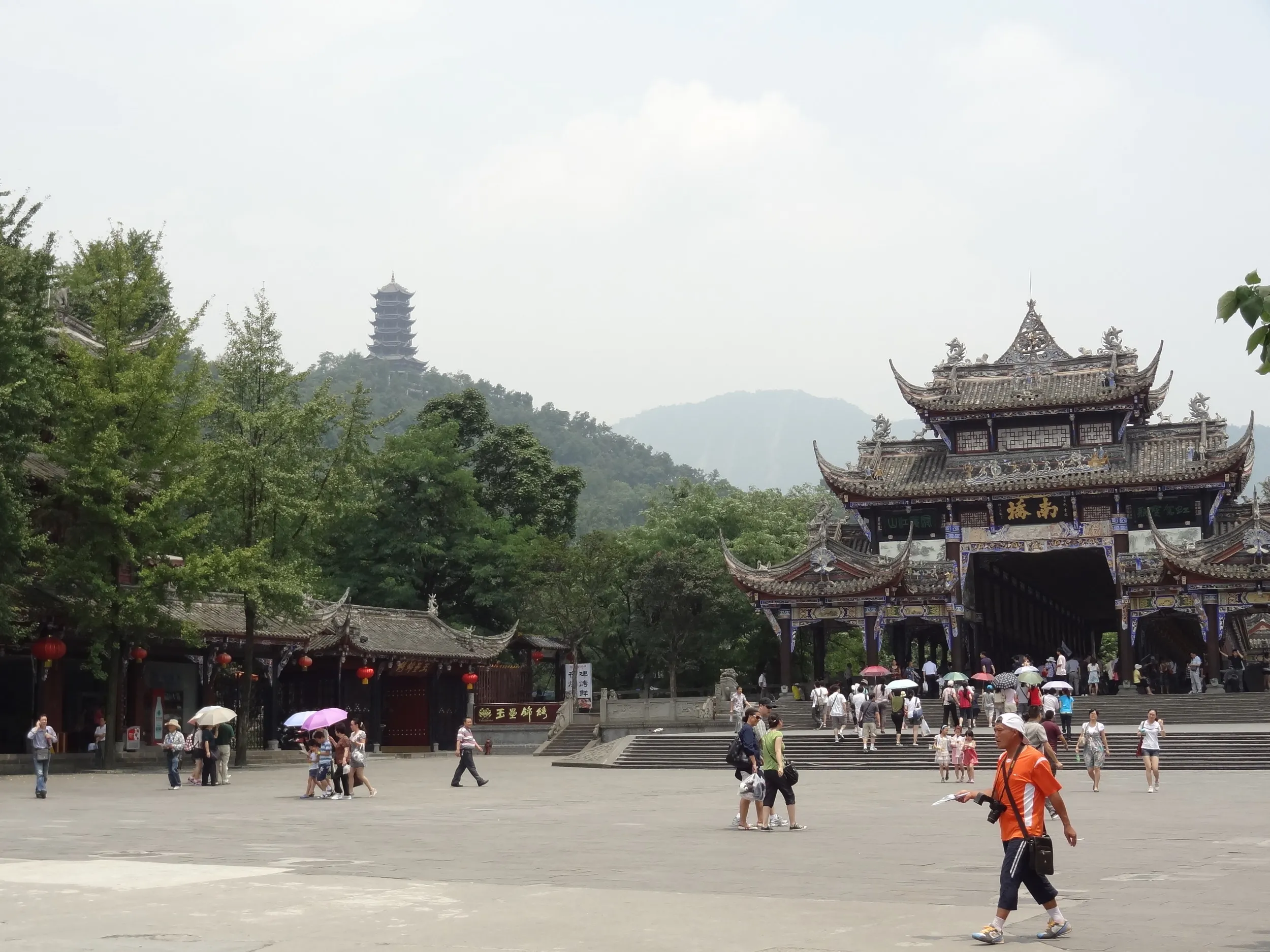 岷江にかかる南橋