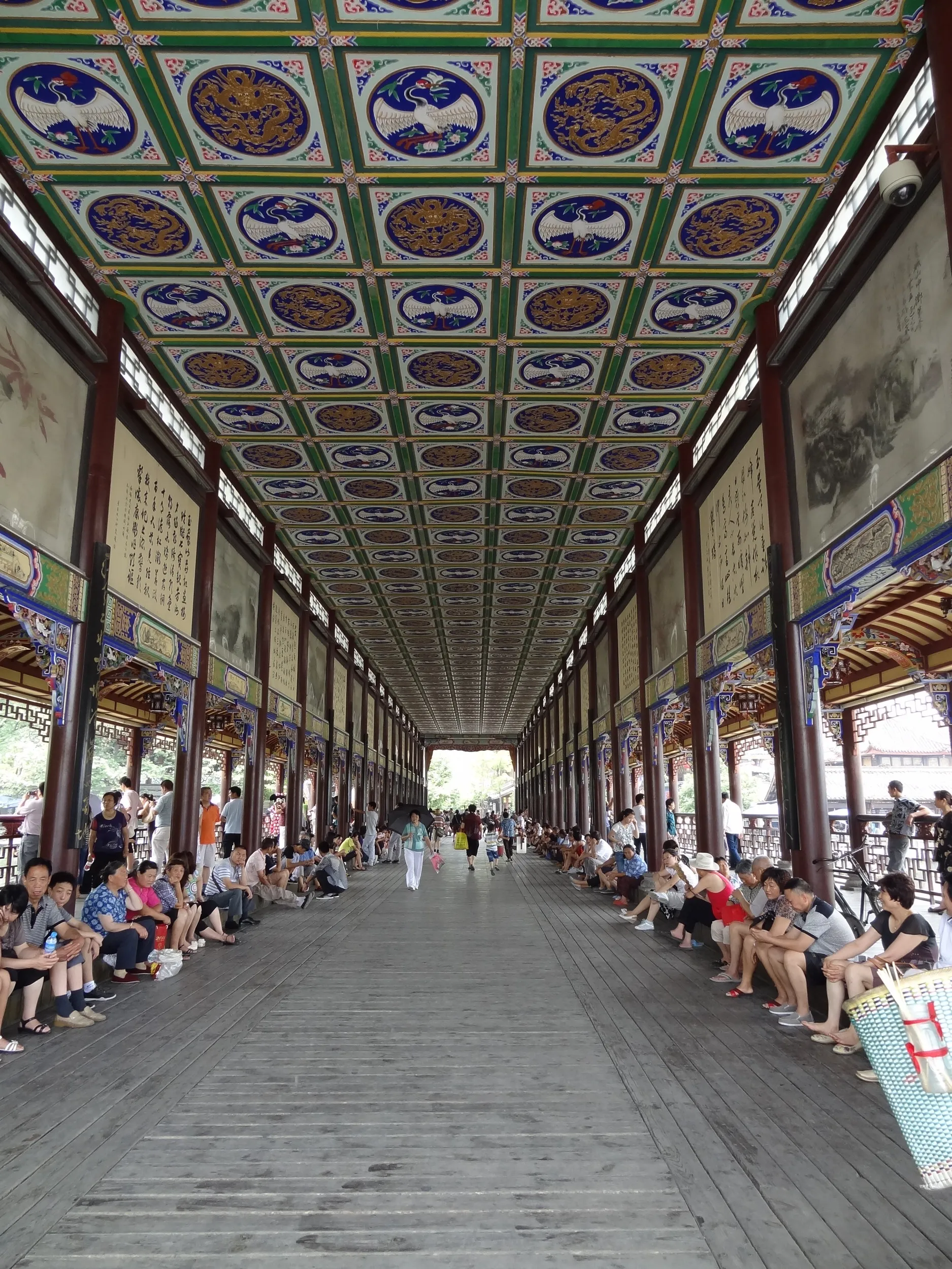 南橋で休憩する観光客