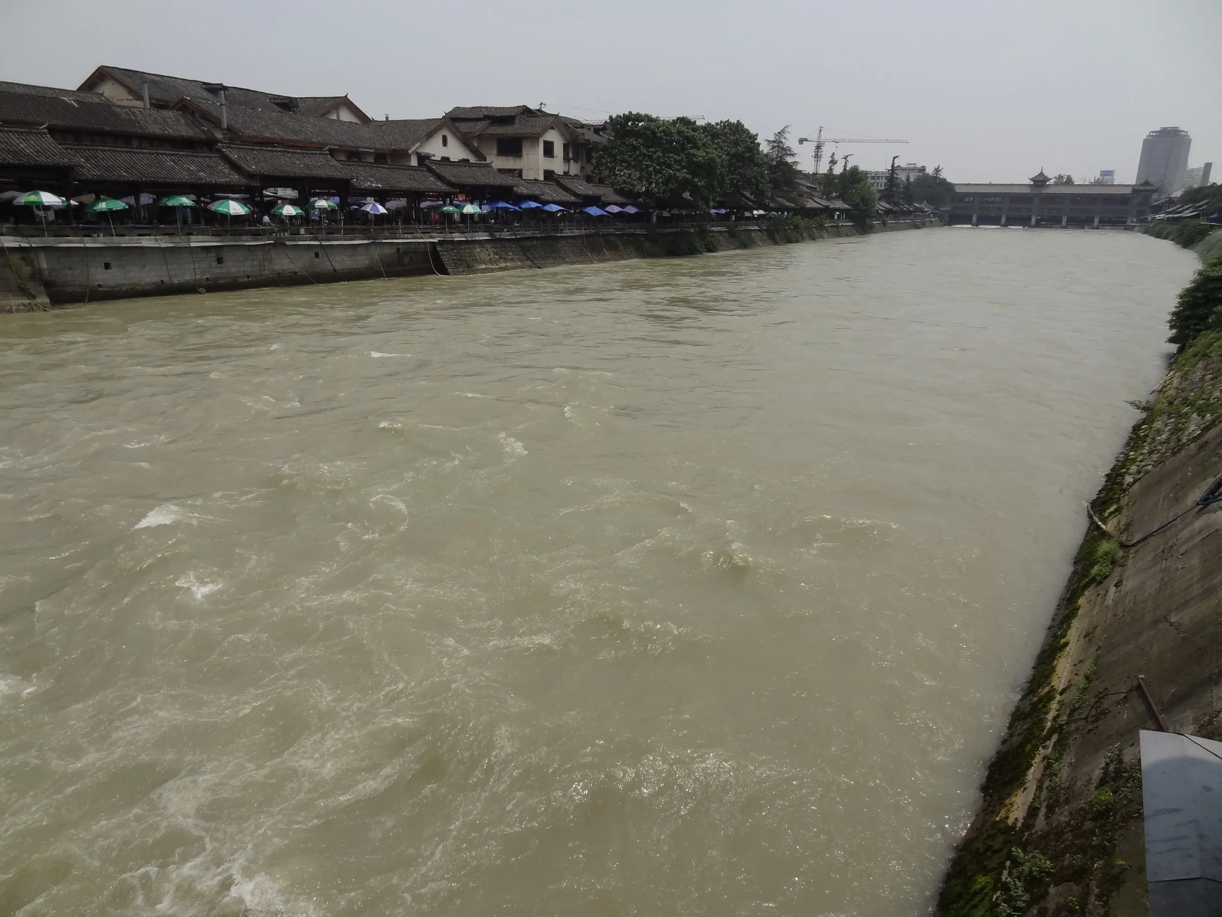 南橋から見た岷江の濁流