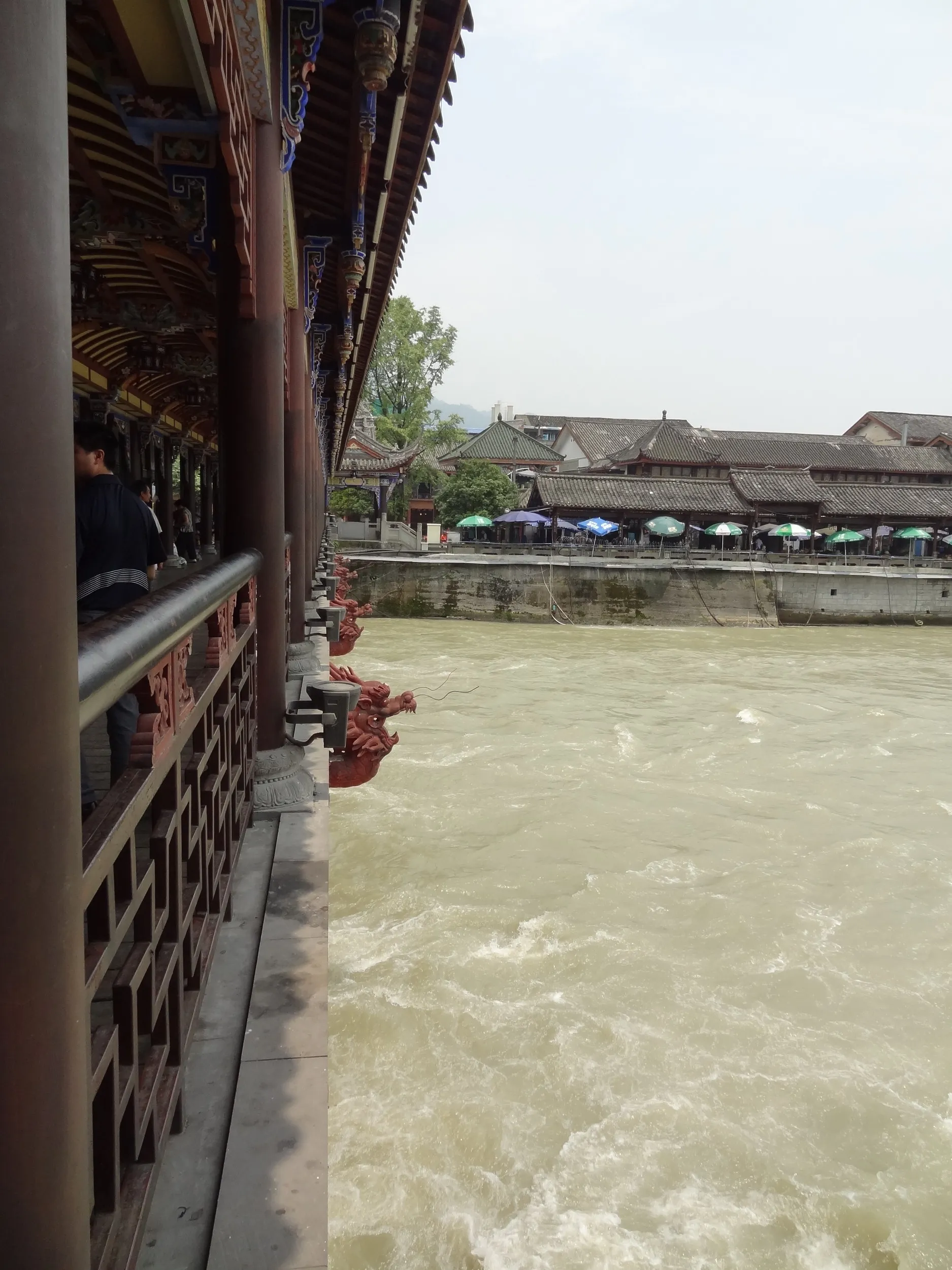 岷江と南橋の欄干