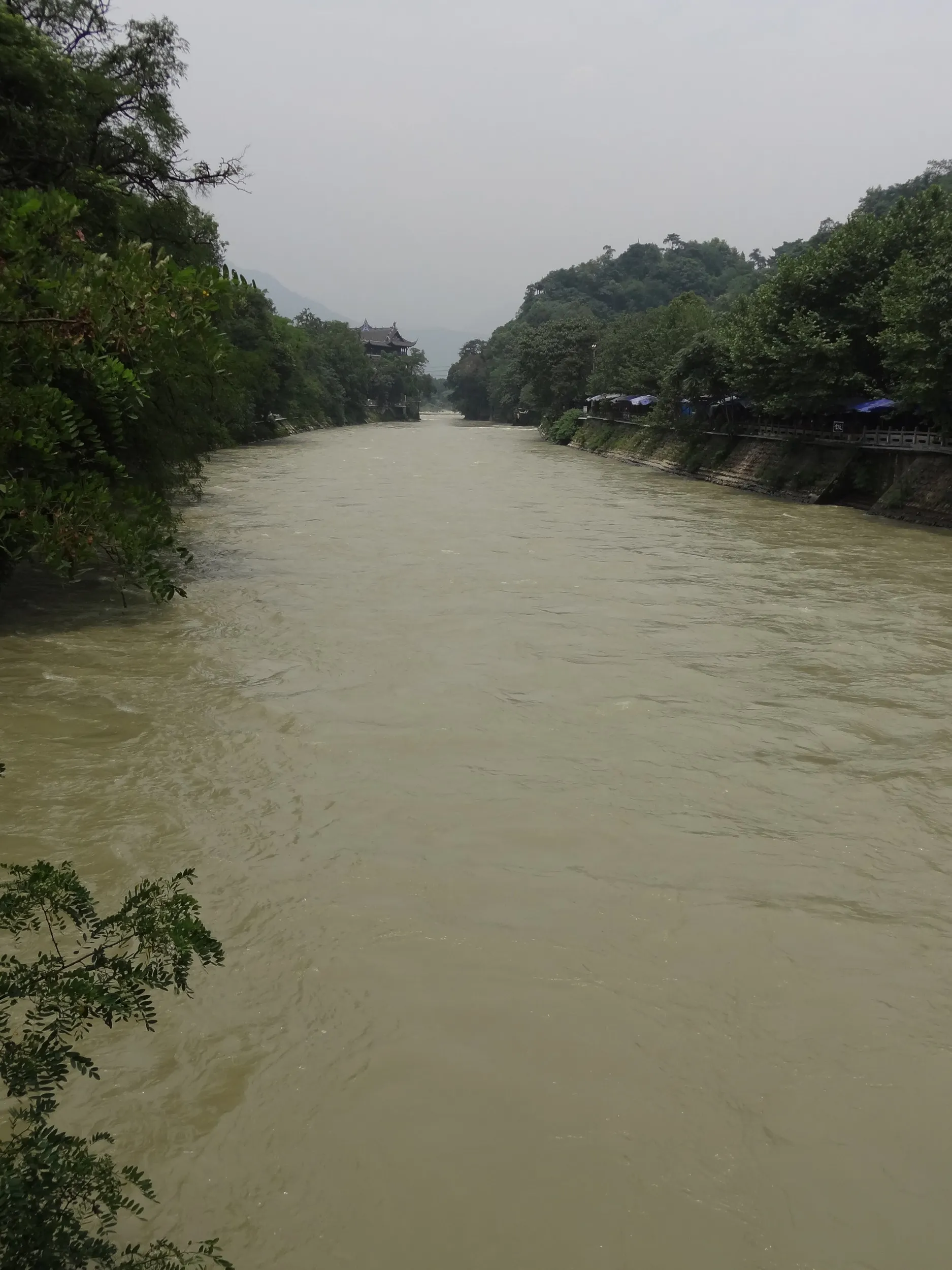 滔々と流れる岷江