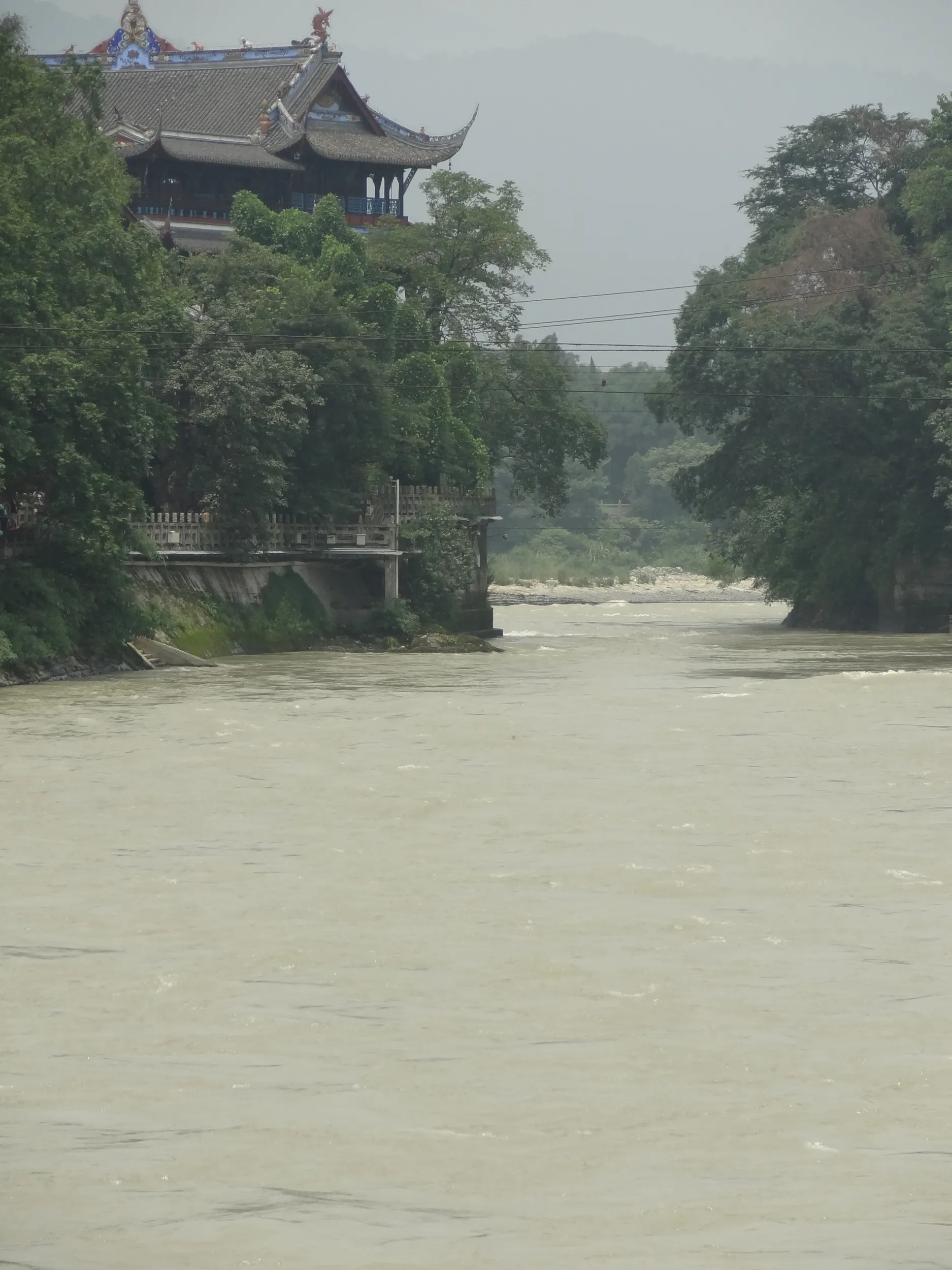 岷江の激流と古風な建物