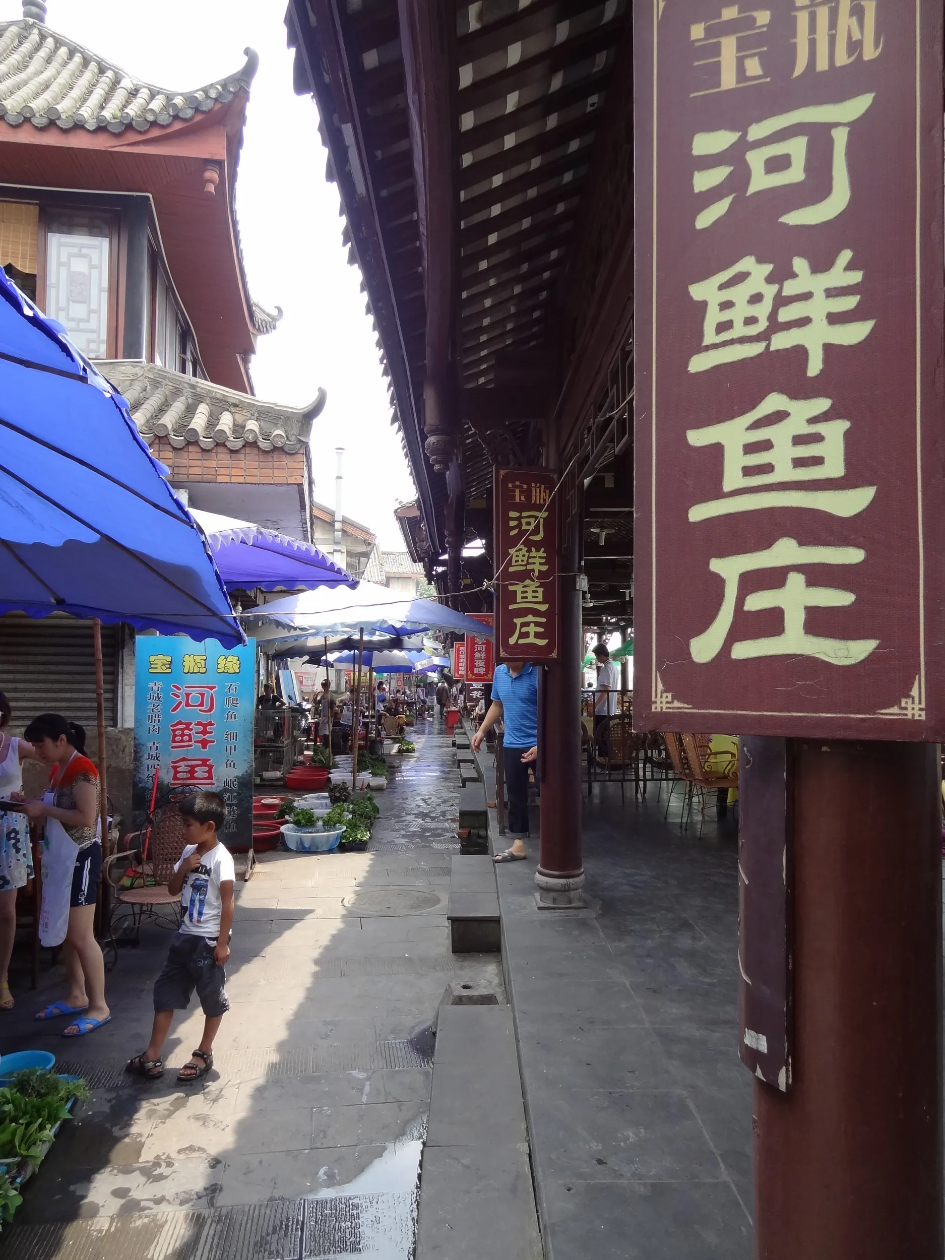 岷江沿いの食堂