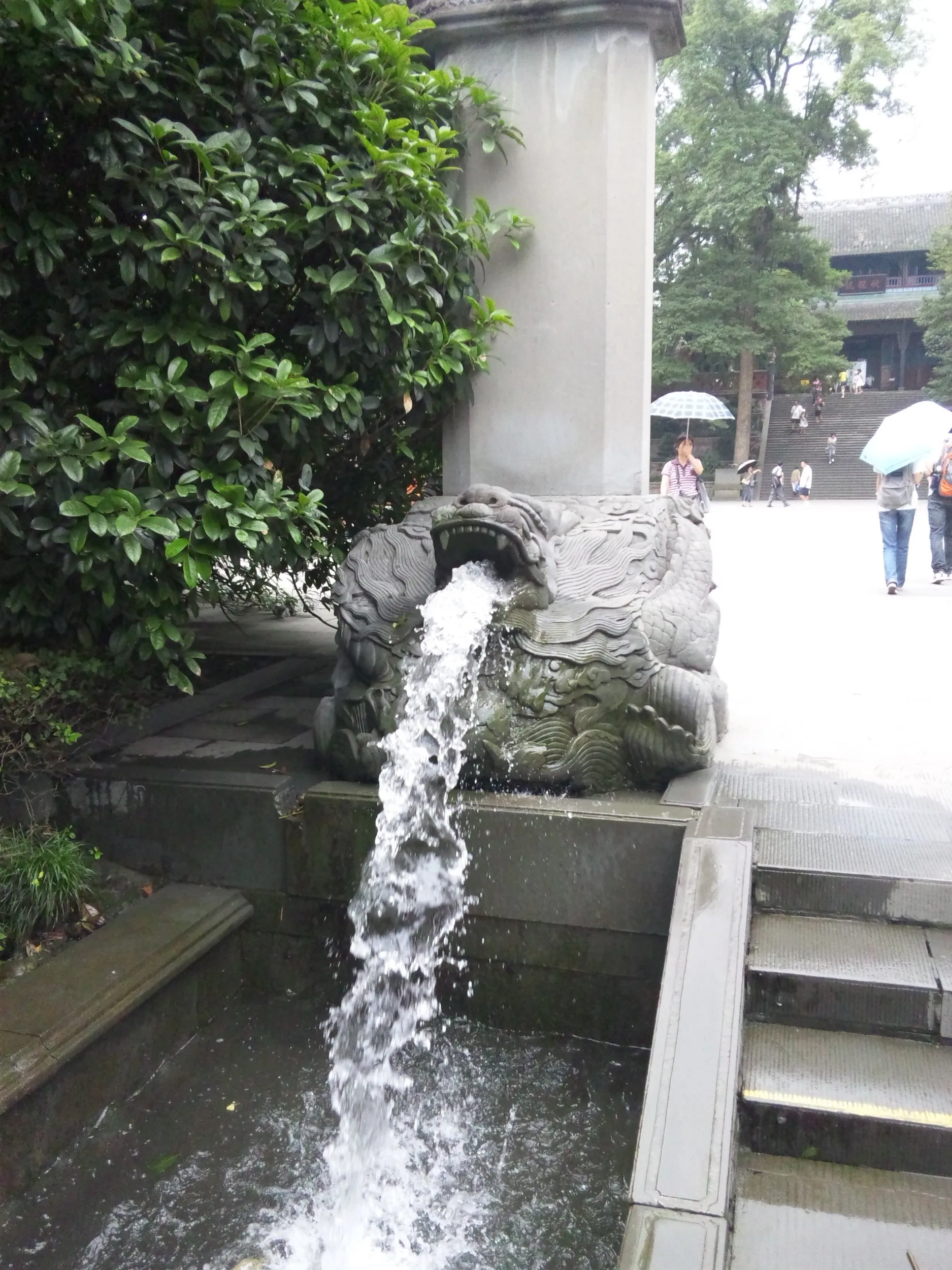 龍の口から出る岷江の水