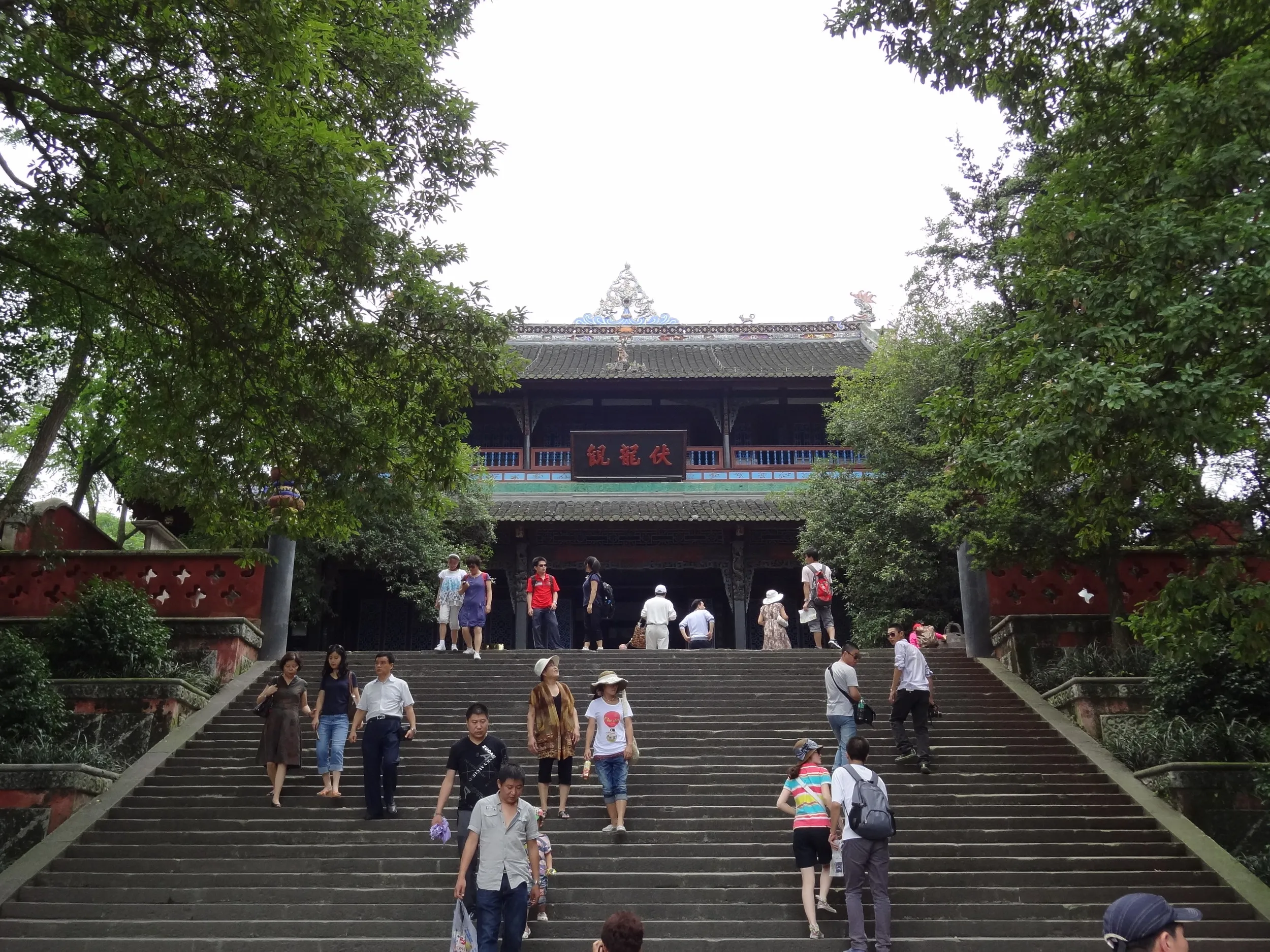 公園内のツアー客