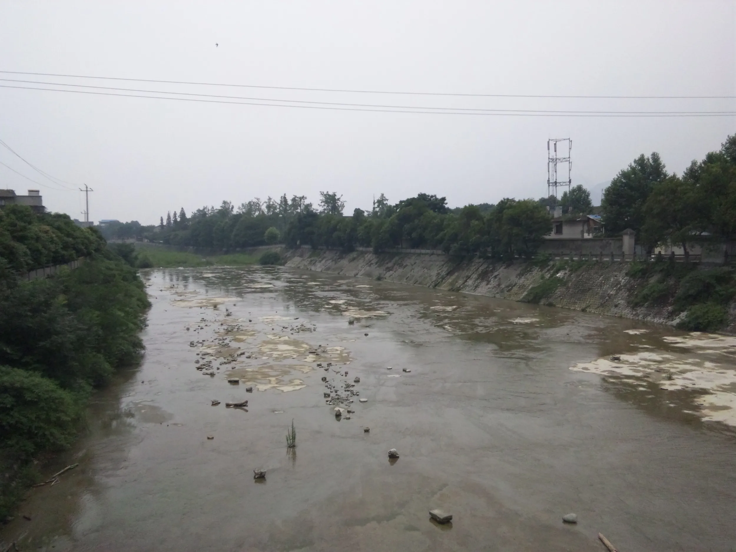 川底が見える水路