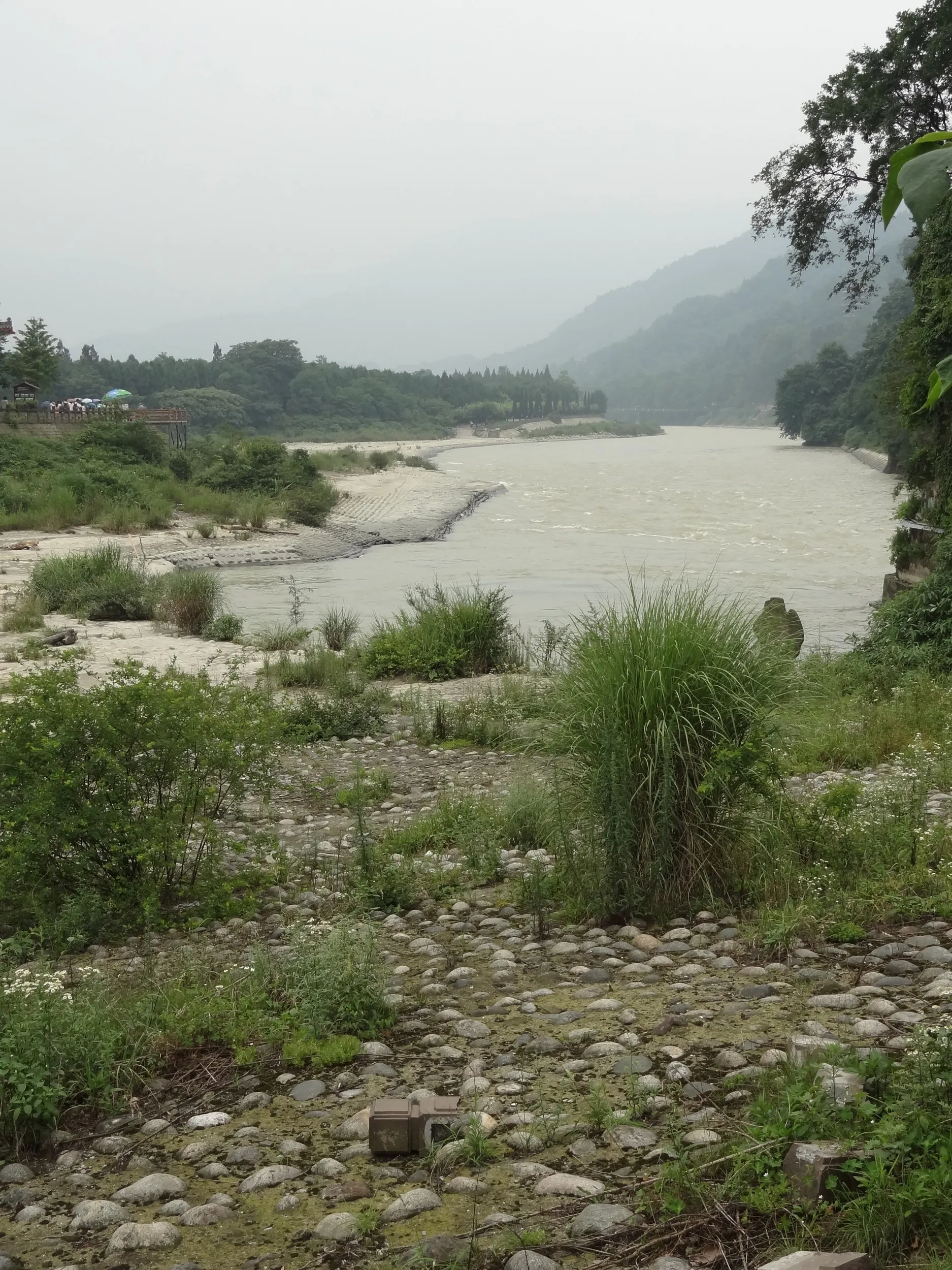 岷江と山の風景