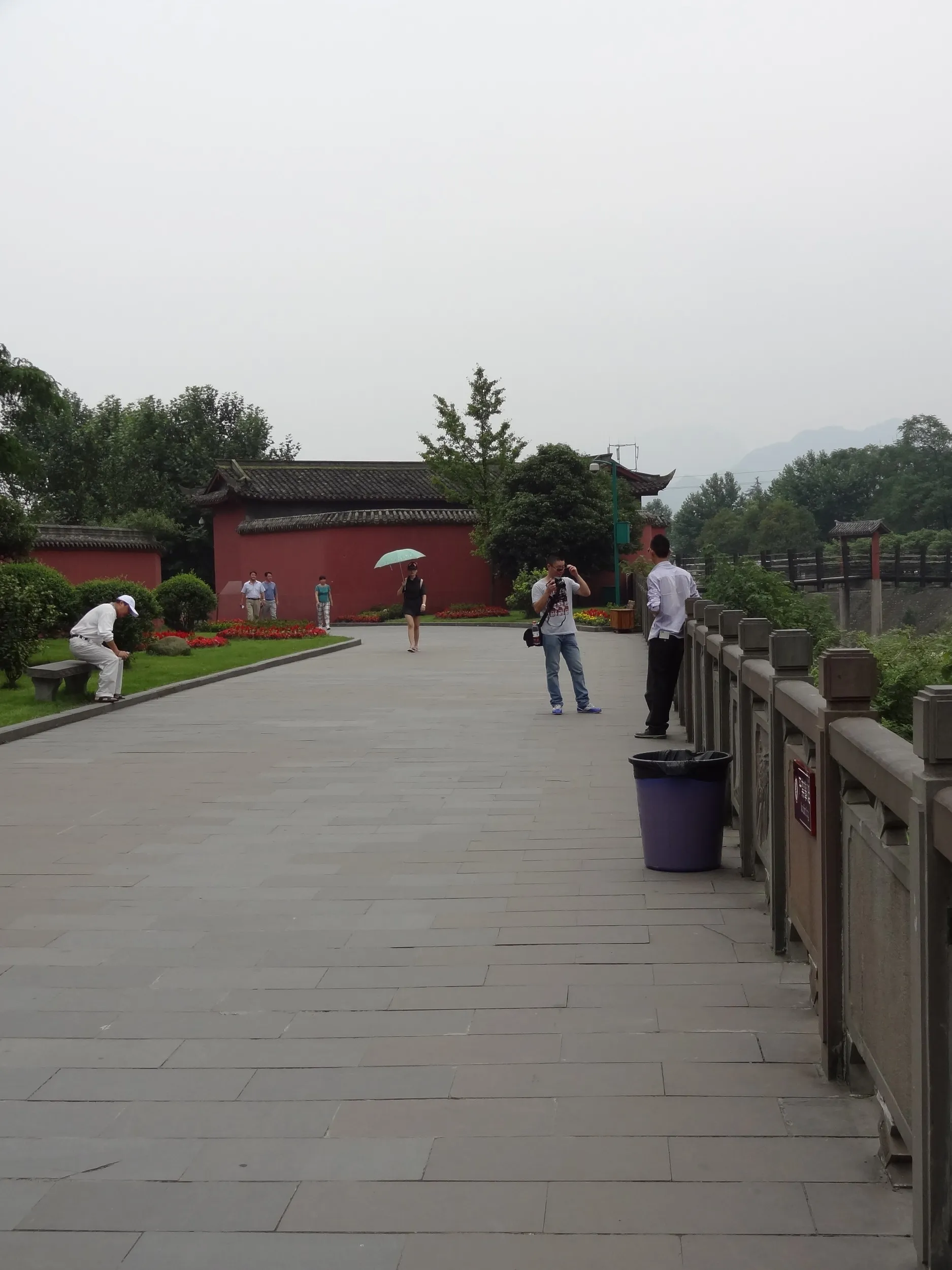 堰堤へと続く道