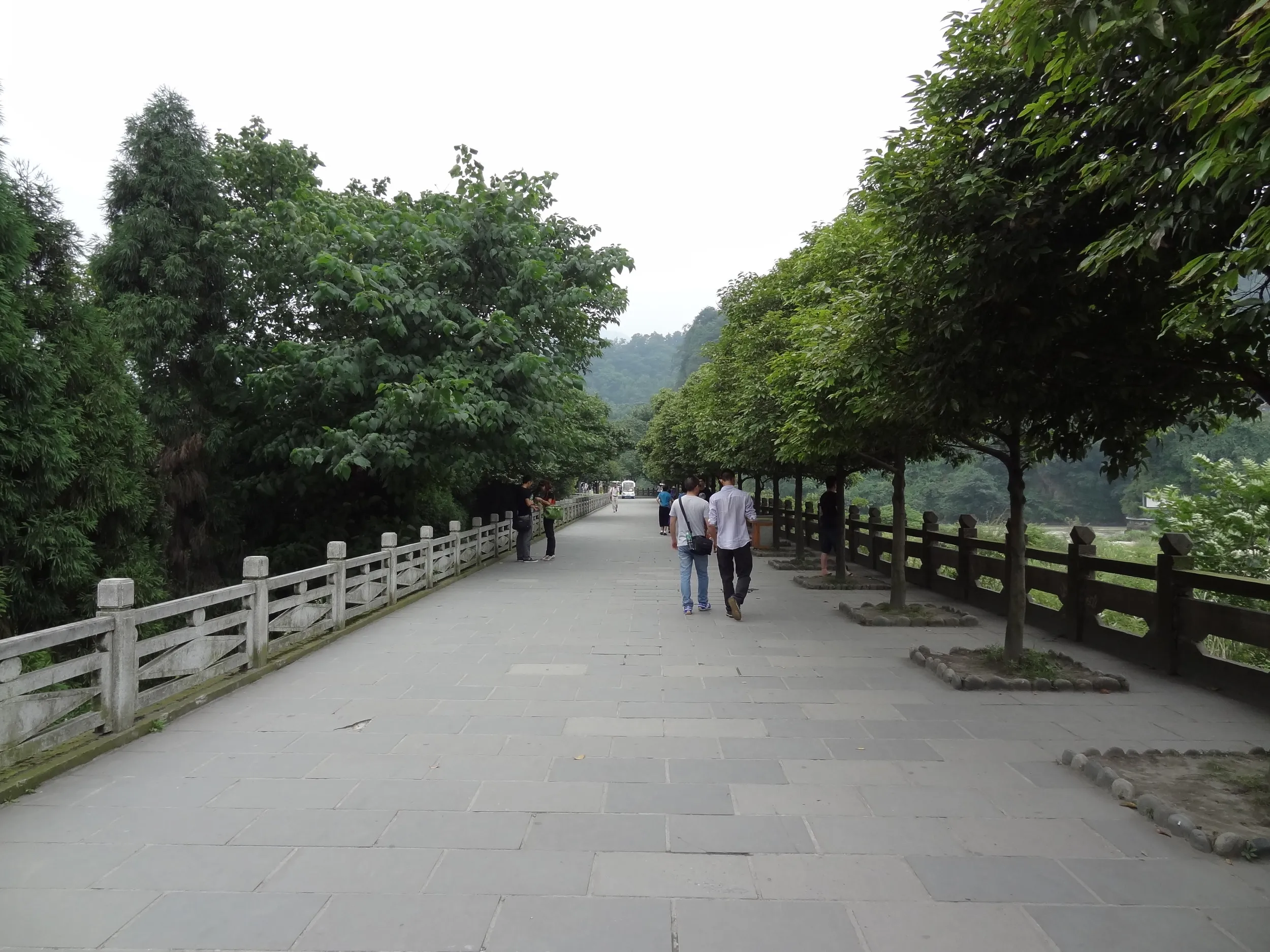 魚の口目指して中州を歩く