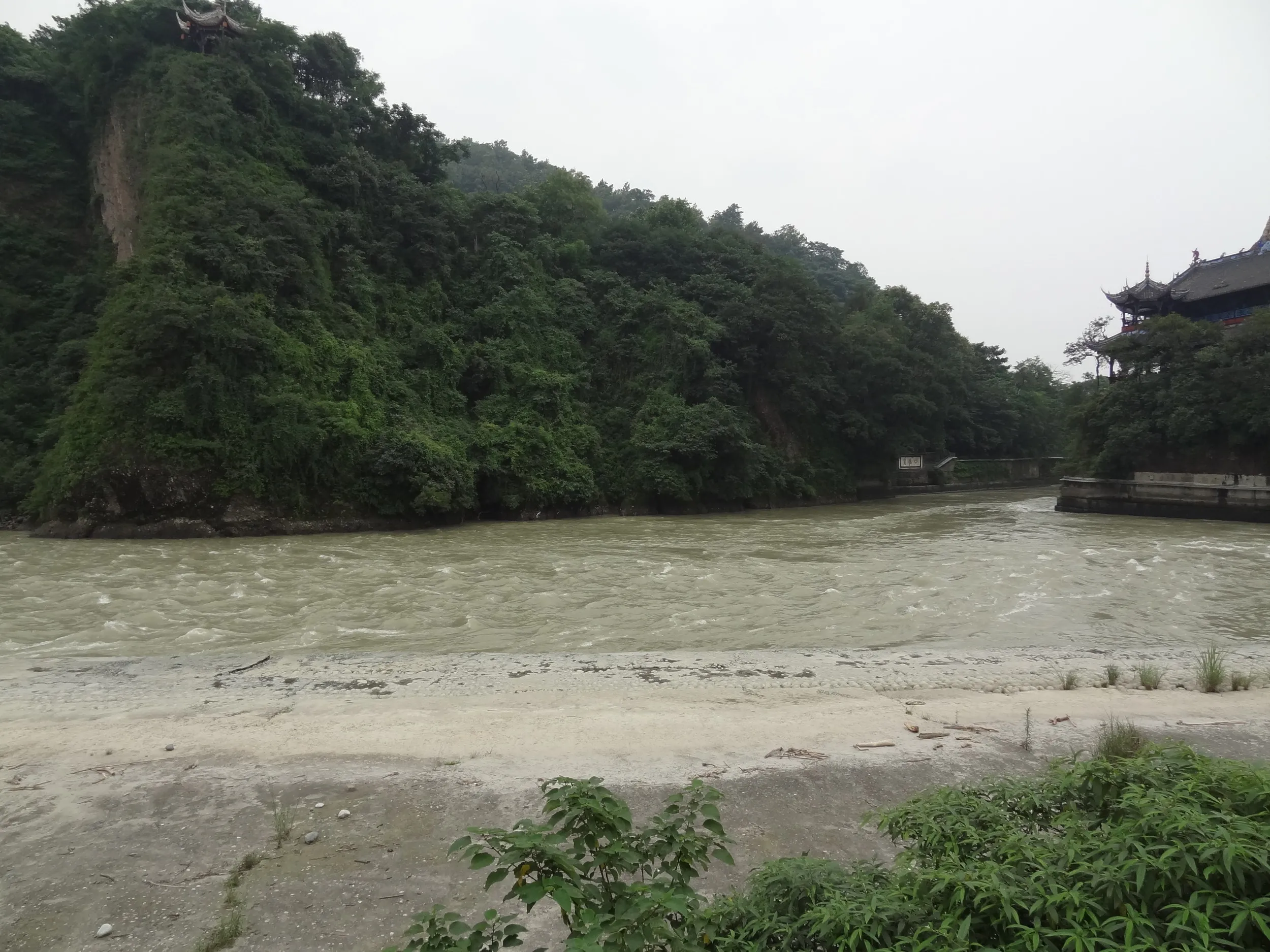 岷江を分ける宝瓶口