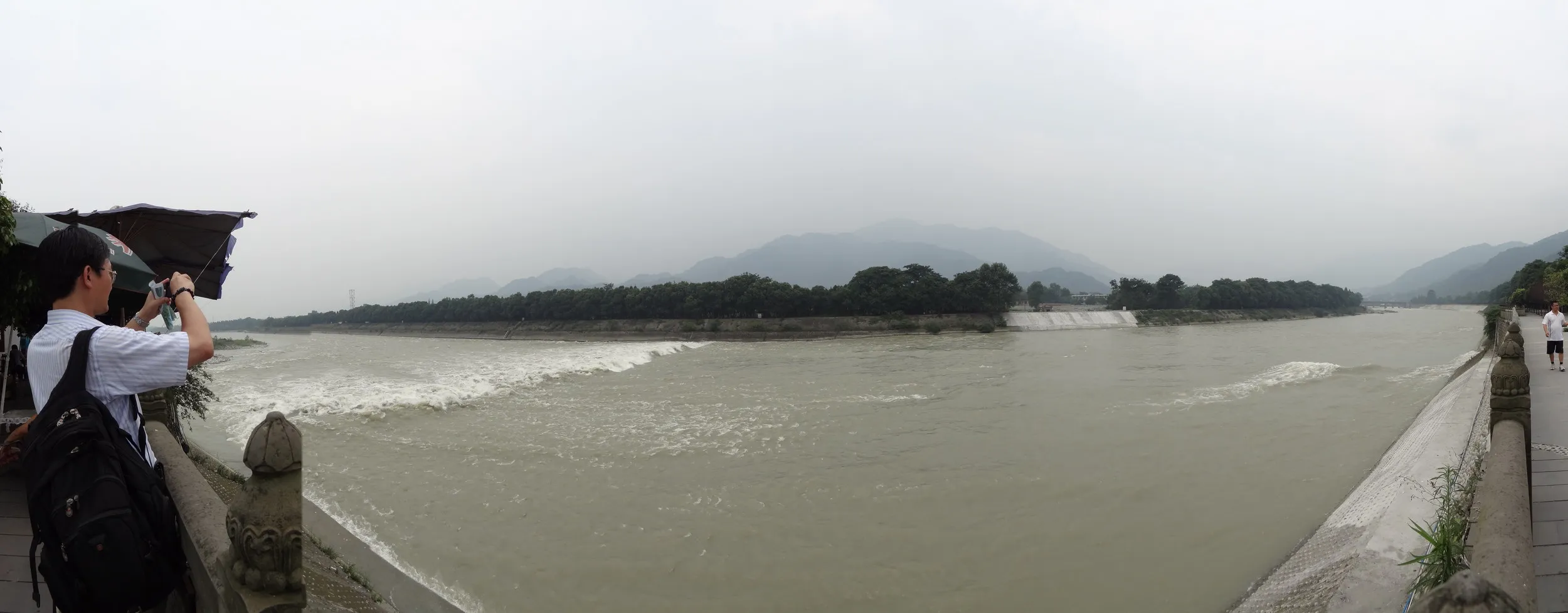 岷江と遠方の青城山 パノラマ撮影