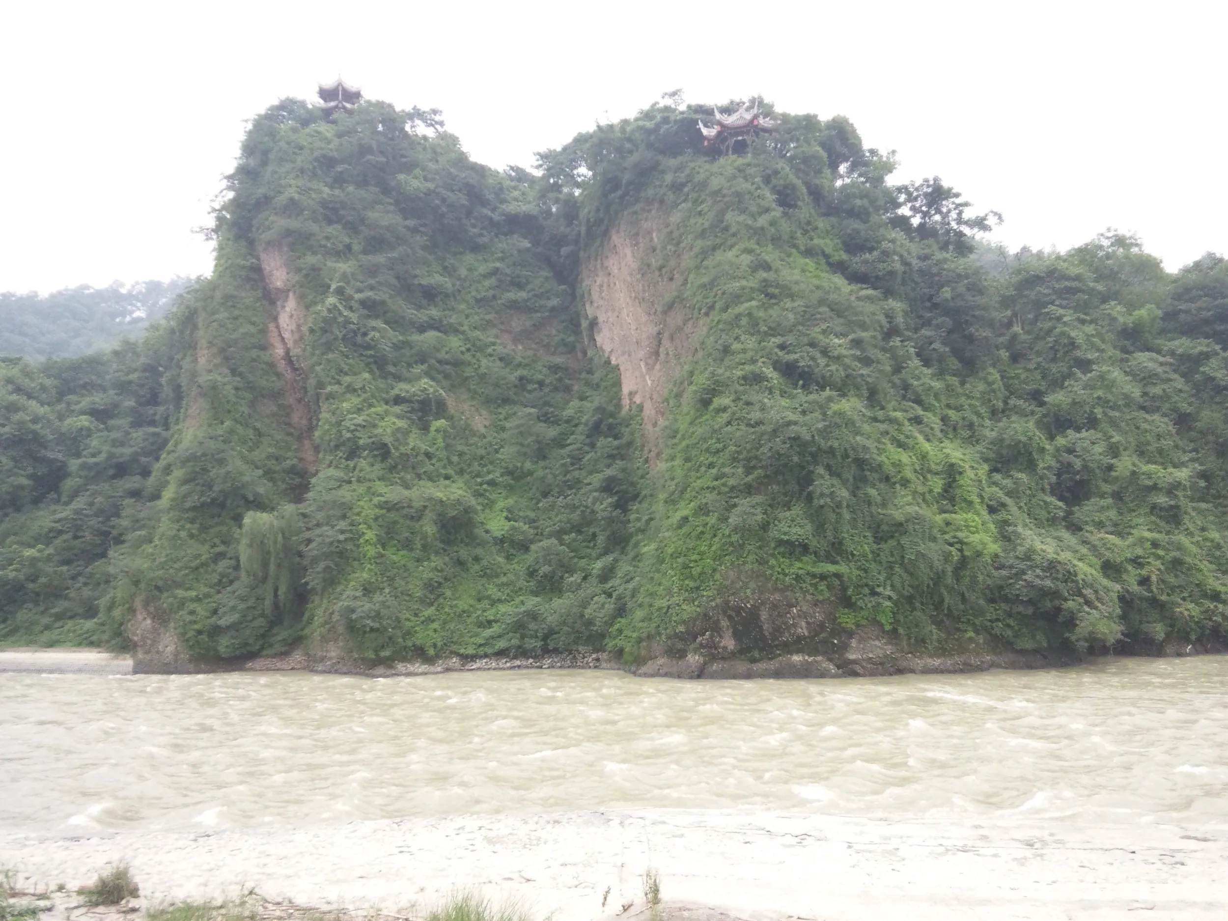 岷江と対岸の崖