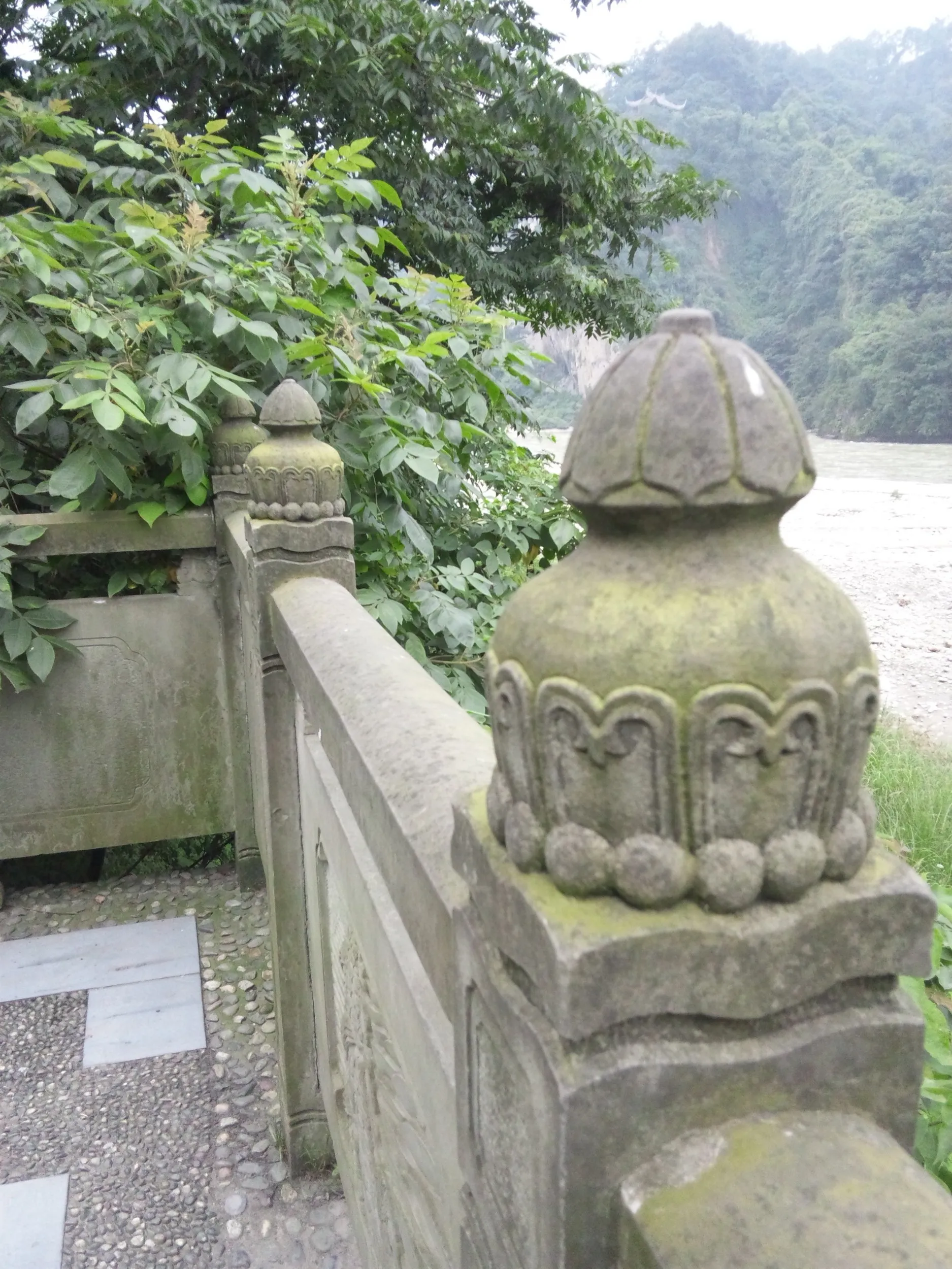 中州と岷江の川岸を隔てる手摺り