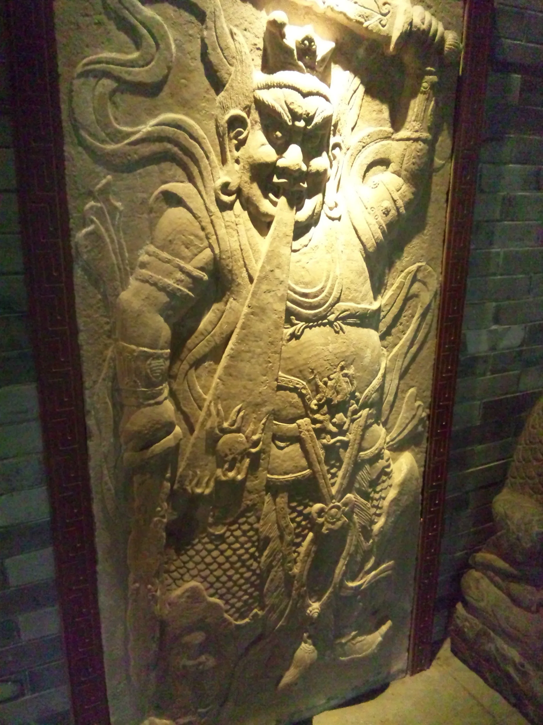 壁に彫られた像