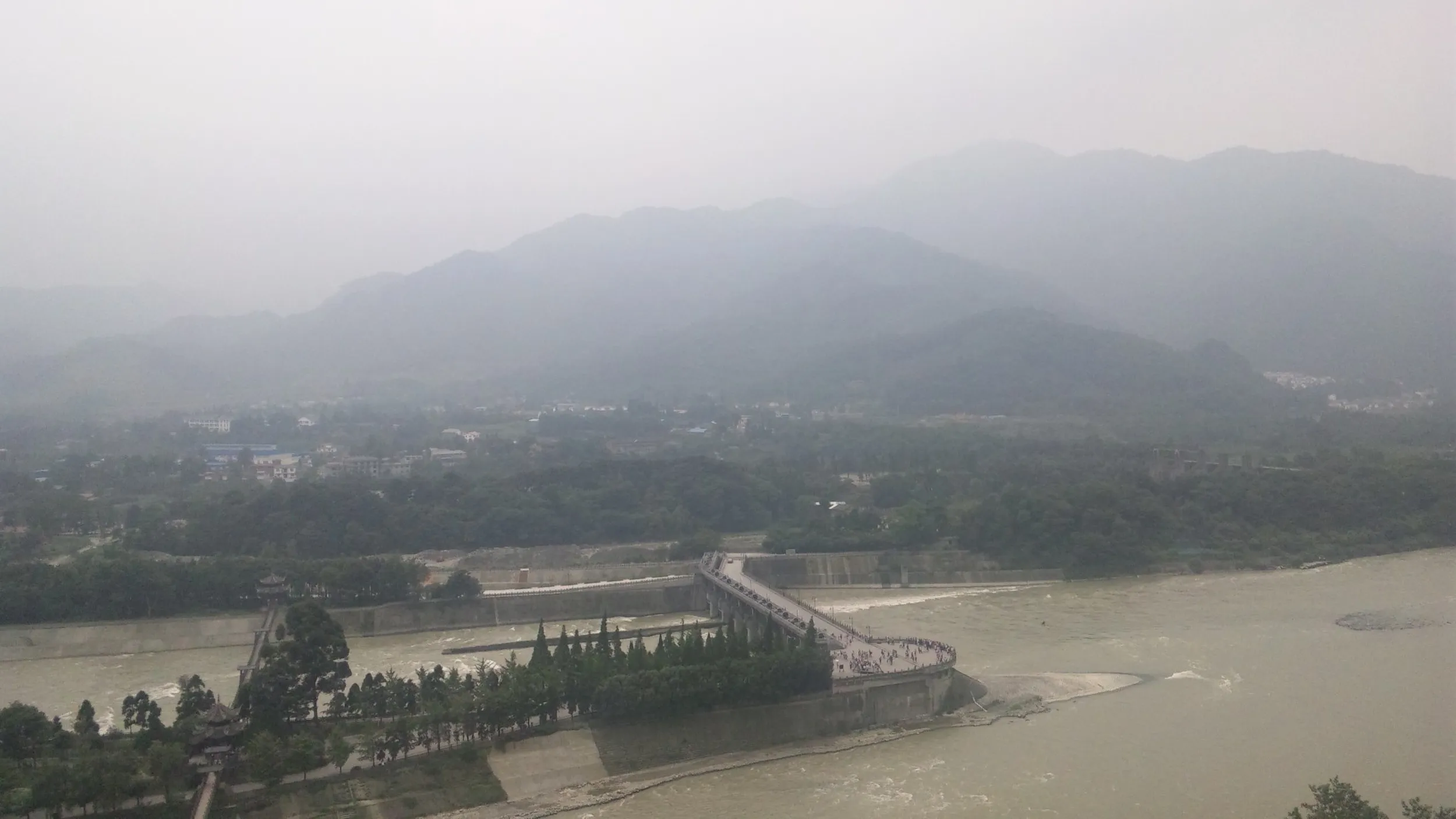 秦堰楼から見る魚の口と岷江