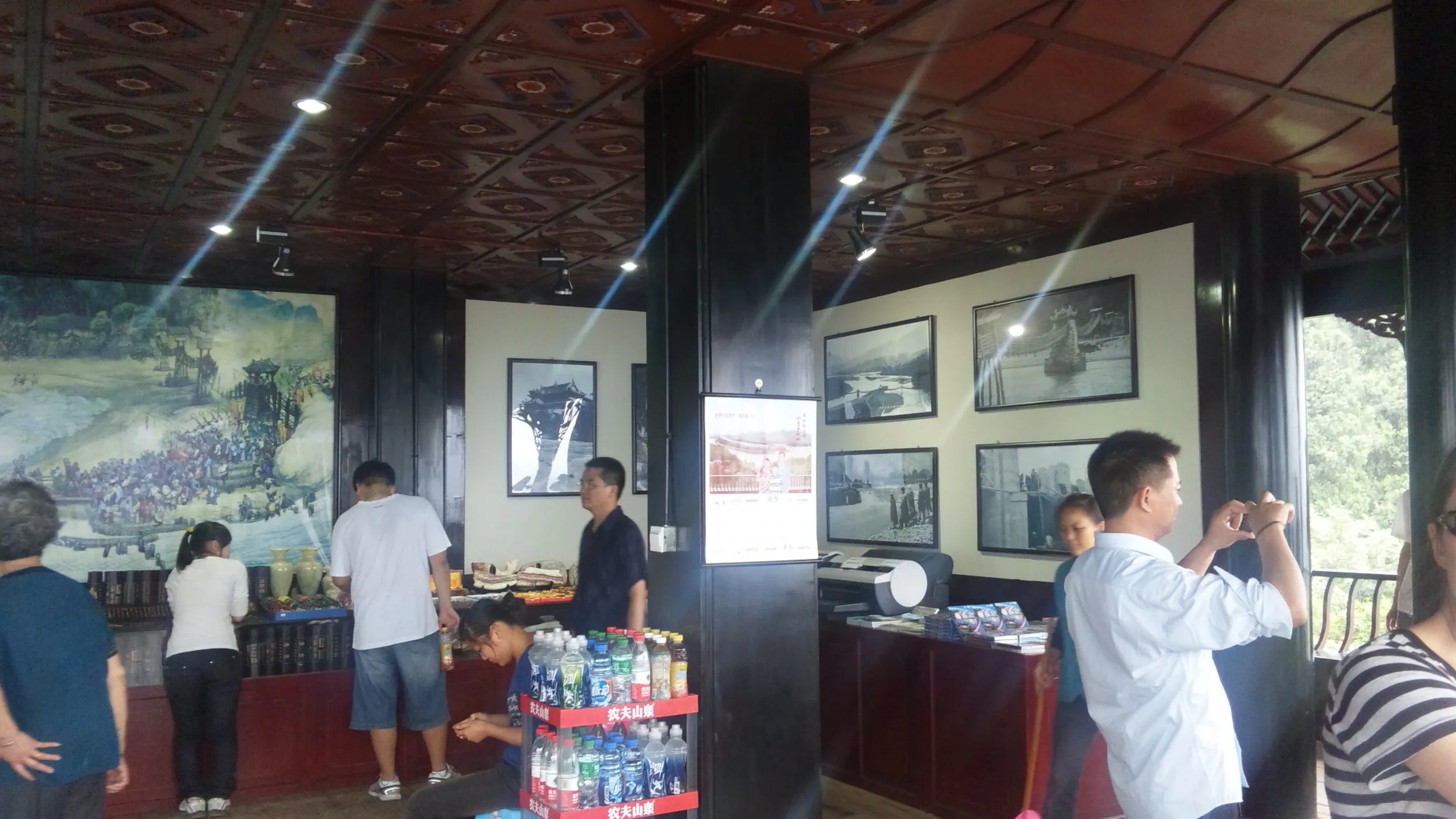 秦堰楼の中のお土産屋