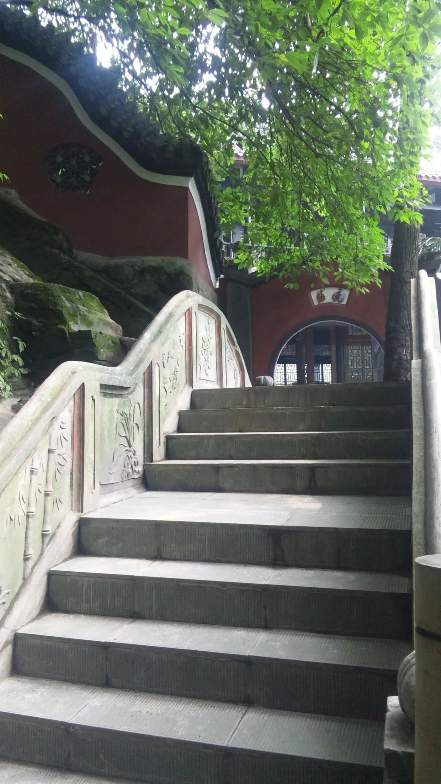 二王廟の前の建物