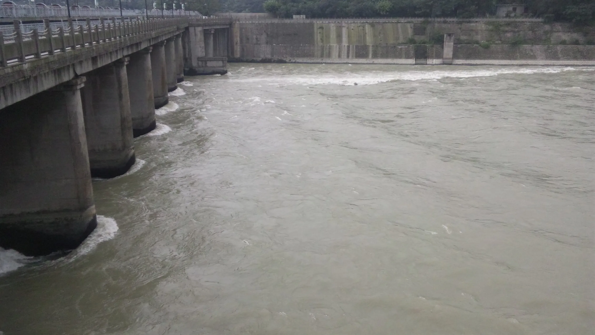 水門と岷江の流れ