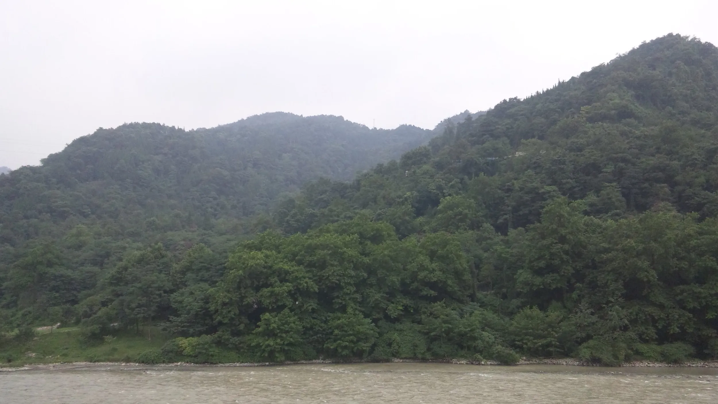中州の対岸の山と岷江