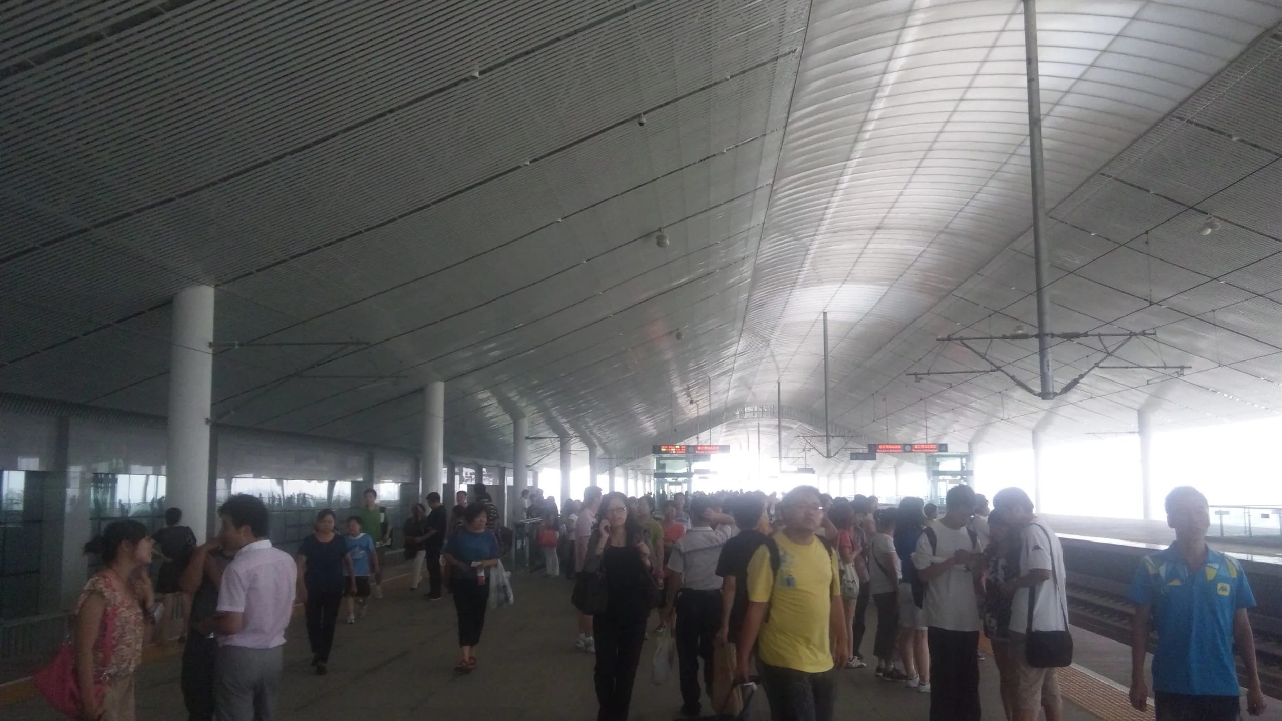 都江堰の快速鉄道ホーム