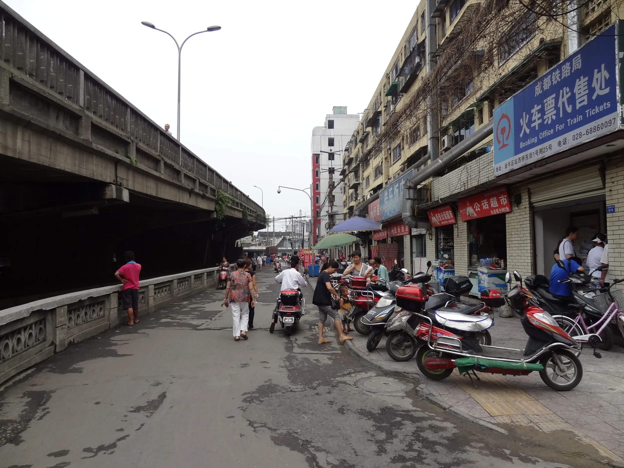 成都駅の北側を目指す
