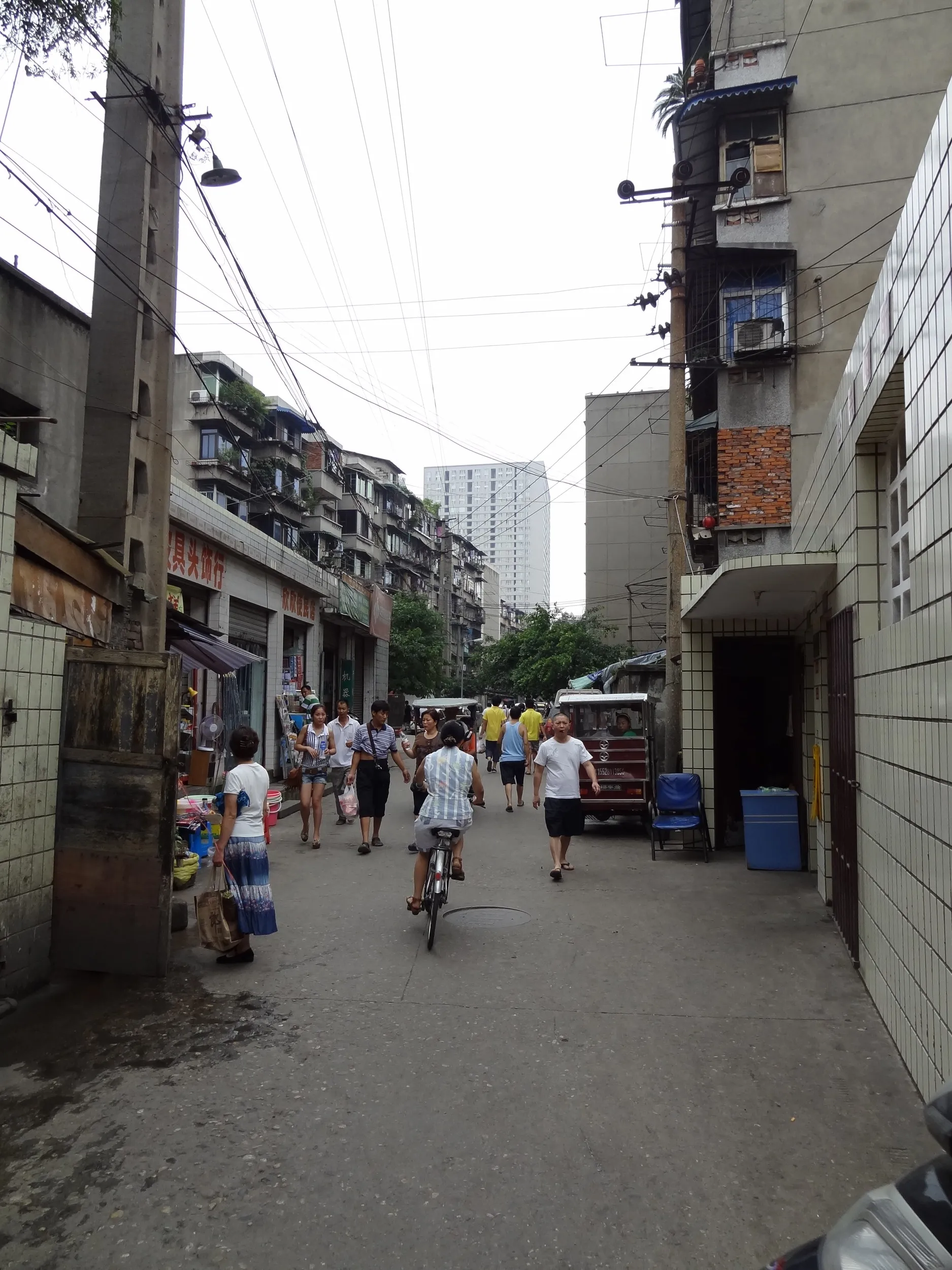 古いマンション群と路地裏