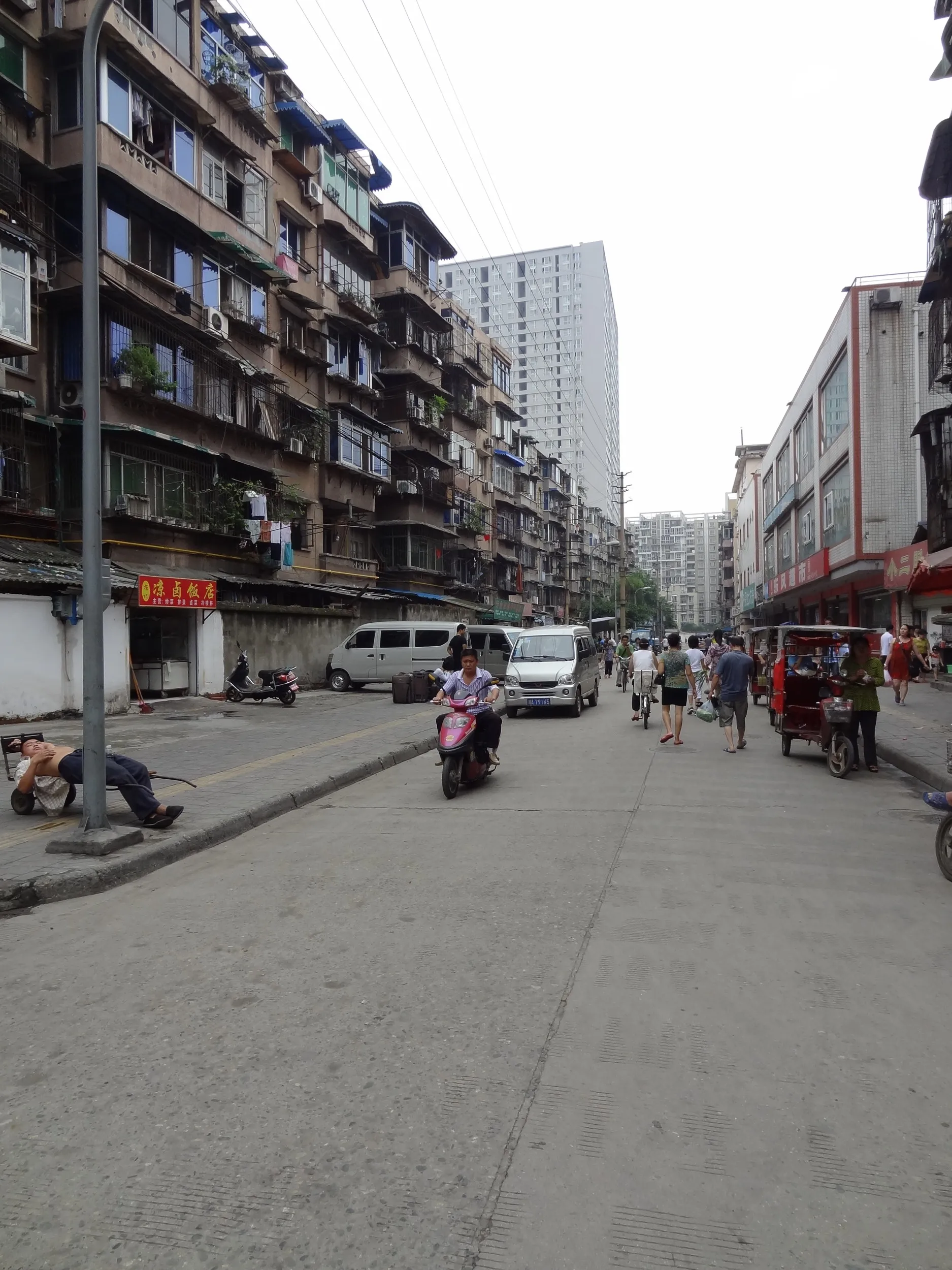 路地とマンション群