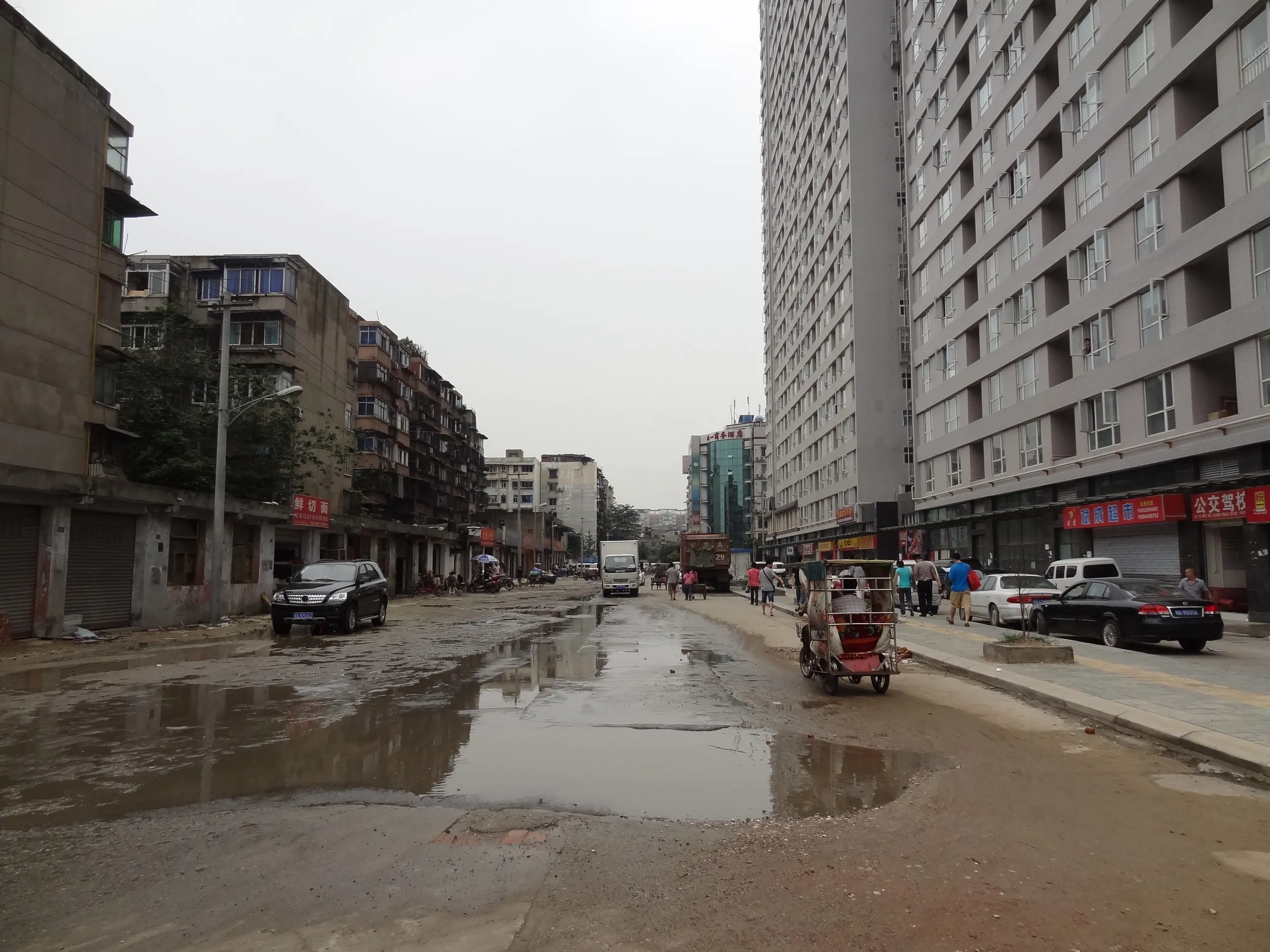 新旧のマンションが並ぶ風景